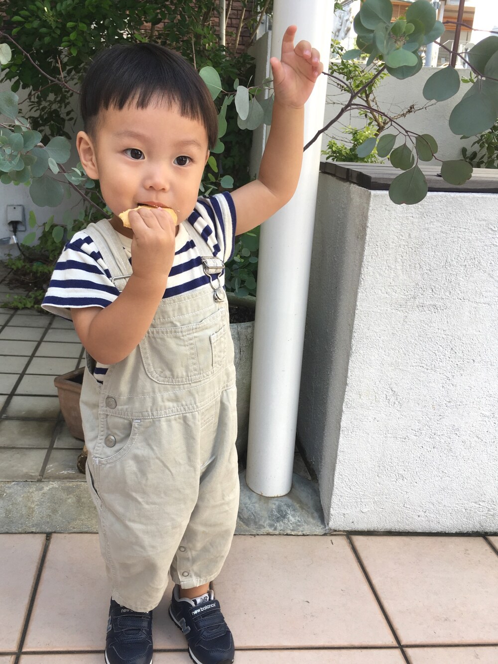 「abcdのアイテム（Tシャツ/カットソー、ブルー系）」を使った、ぶ んさん（キッズ・90cm）の秋コーディネートの1枚目の写真