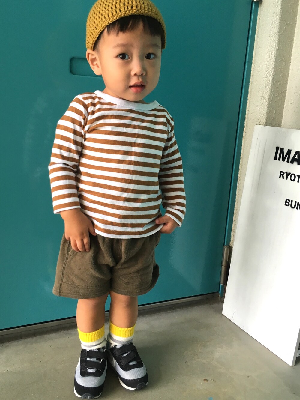 「Handmadeのアイテム（ニットキャップ/ビーニー、ブラウン系）」を使った、ぶ んさん（キッズ・90cm）の秋コーディネートの1枚目の写真