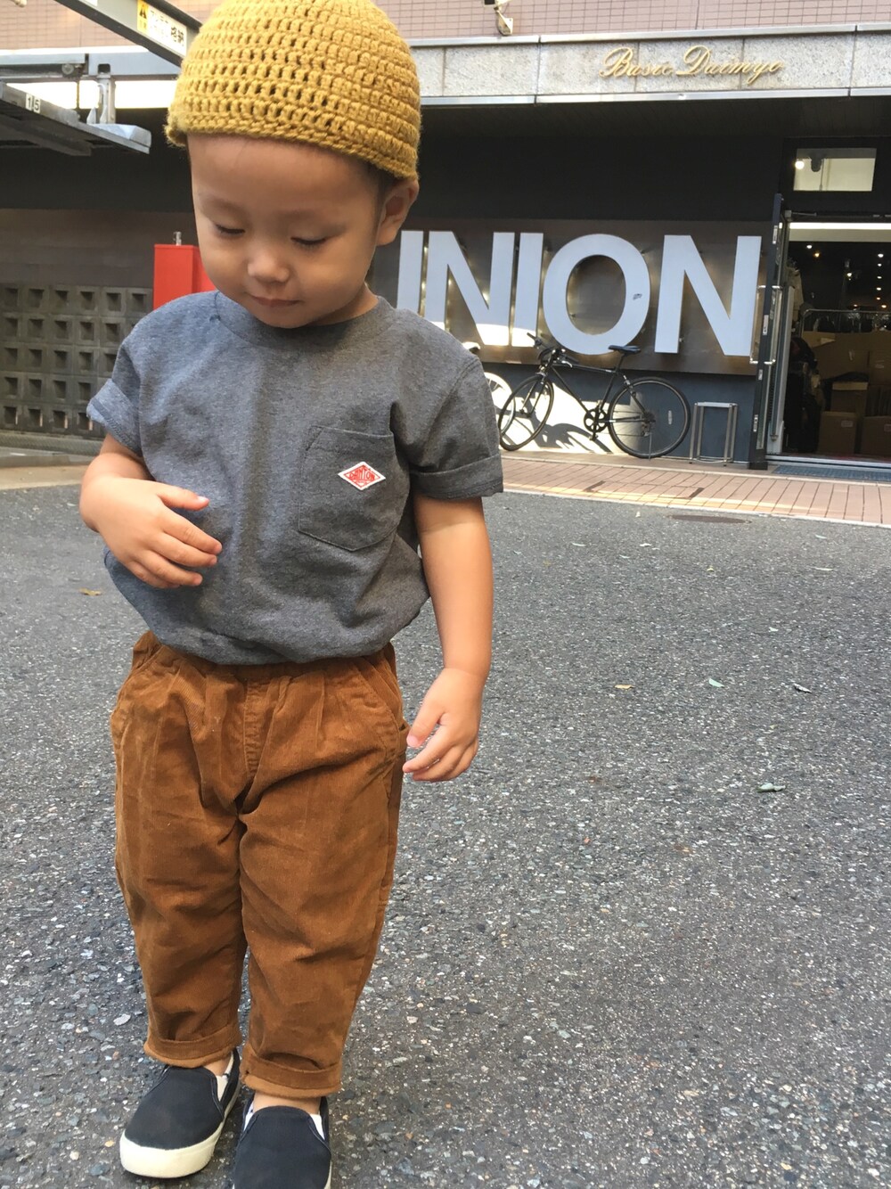 「Handmadeのアイテム（ニットキャップ/ビーニー、ブラウン系）」を使った、ぶ んさん（キッズ・90cm）の秋コーディネートの1枚目の写真