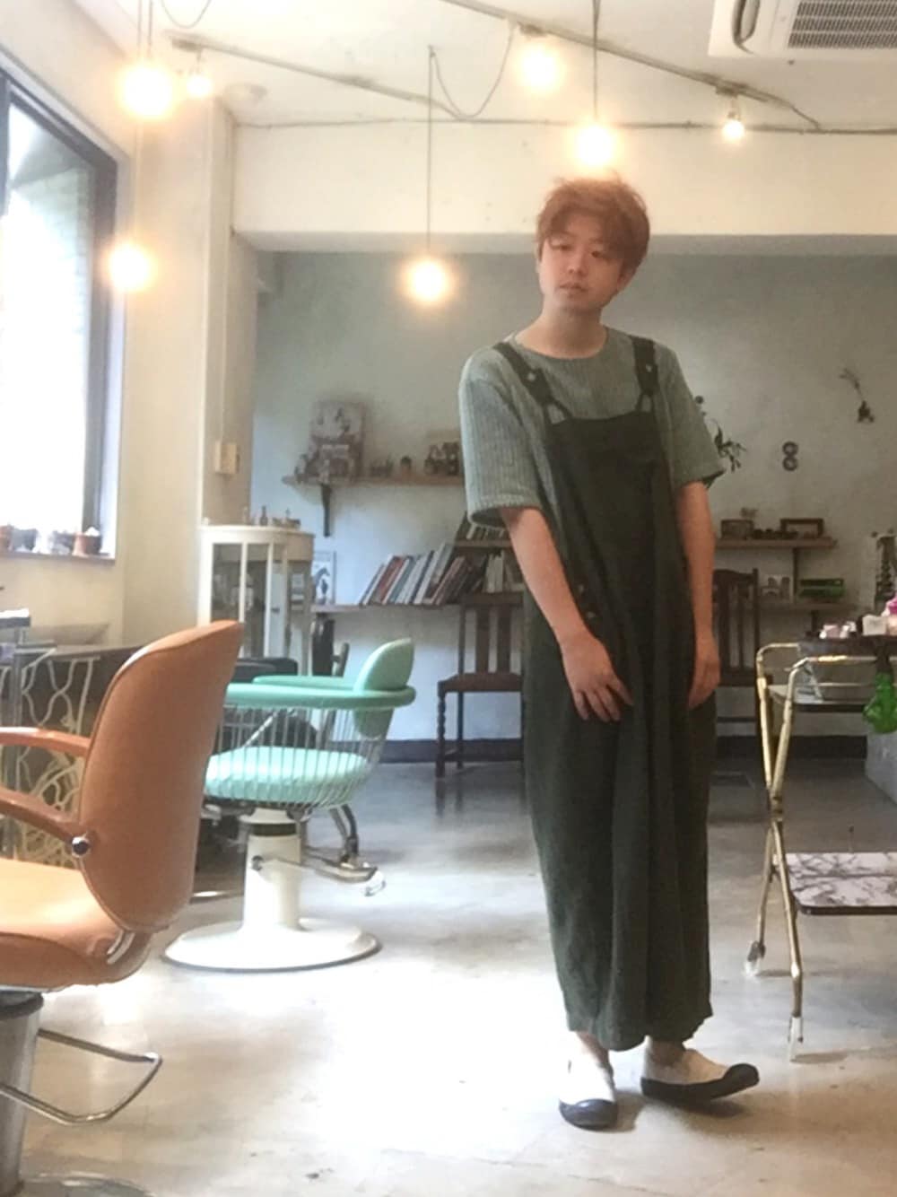 「休日スタイル、ラフ、カジュアルコーデ、黒、スリッポン、オーバーオール、同系色コーデ、ゆるコーデ、ストリート」｜「SON OF THE CHEESEのアイテム（トップス、ブルー系）」を使った、KOHNOさん（メンズ・162cm）の夏コーディネートの1枚目の写真
