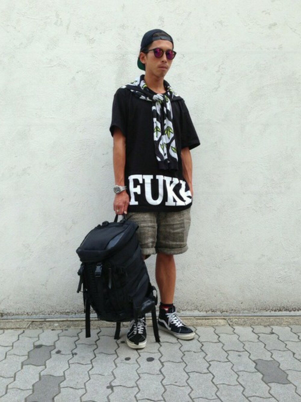 ブラック系のバックパック/リュックを着用したメンズの夏コーディネートの1枚目の写真