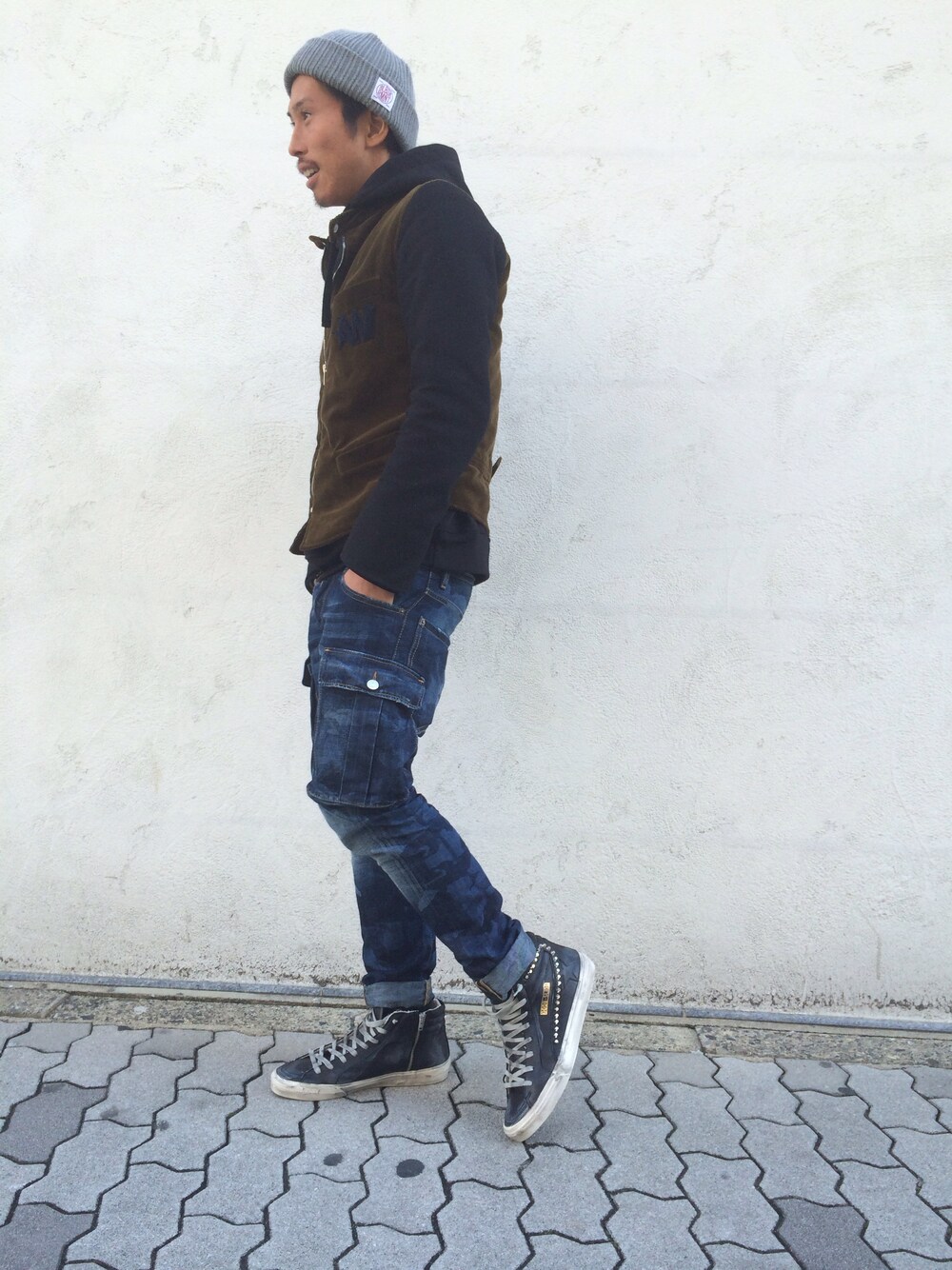 パーカーを着用したメンズの冬コーディネートの1枚目の写真