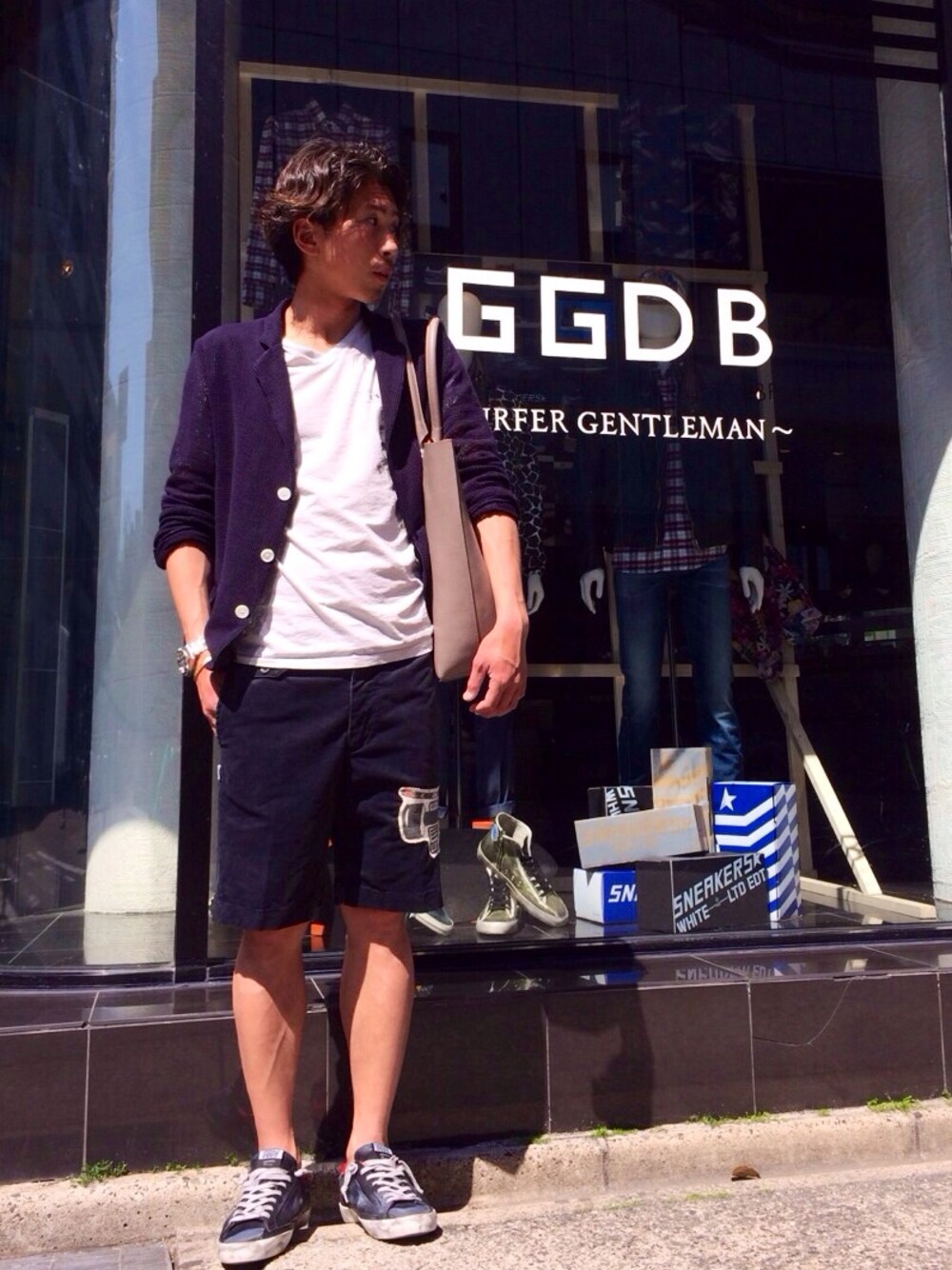 「Vネック、GOLDEN GOOSE、LHP、スポーツミックス、ビジネススタイル、08sircus、ショーツスタイル、LHP名古屋」｜「L.H.PのLHP/エルエイチピー/GOLDENGOOSE/ゴールデングース/SNEAKER 　SUPERSTAR（スニーカー）」を使った、よしやす(34歳)さん（メンズ・173cm）の春コーディネートの1枚目の写真