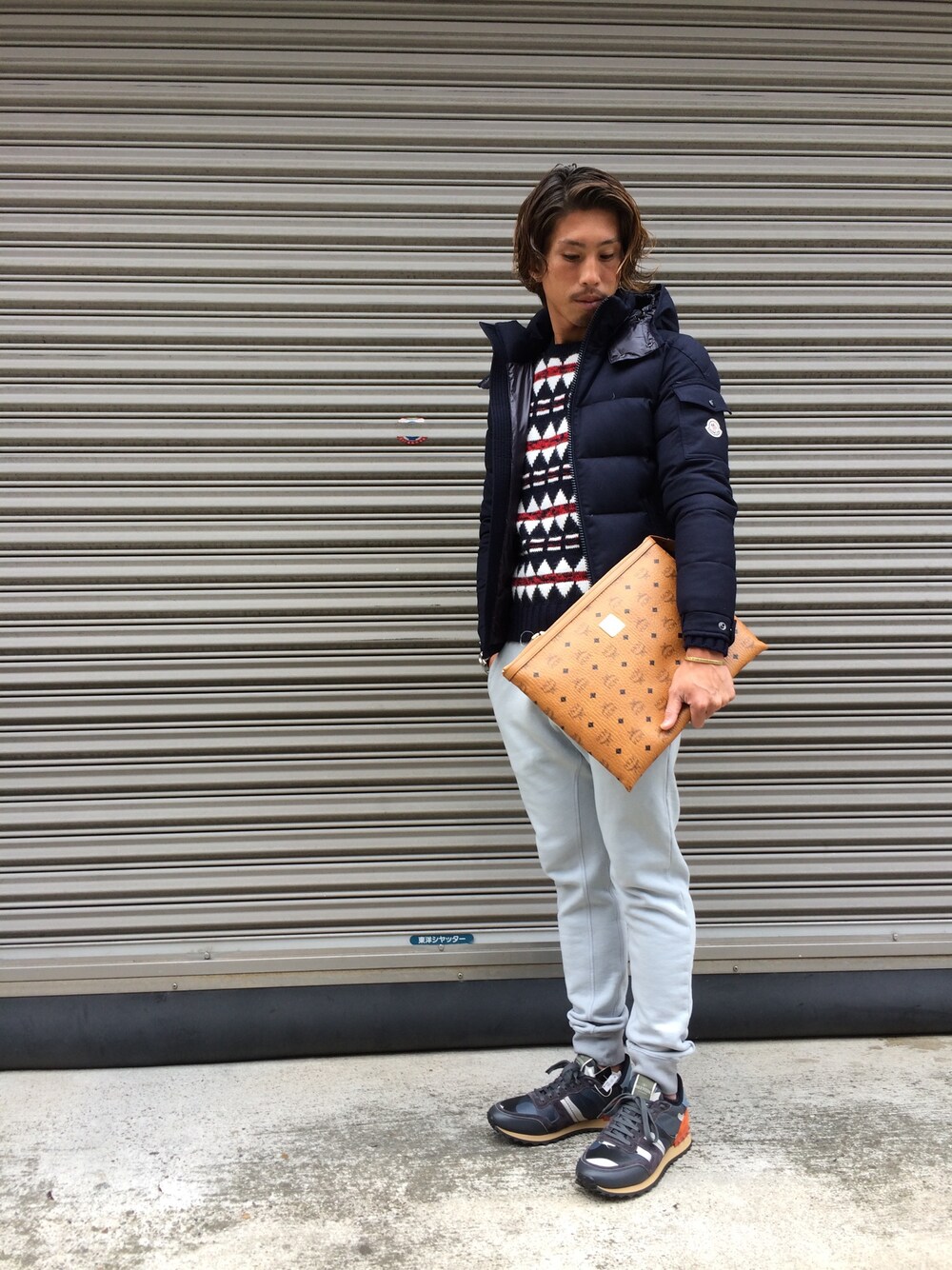 「ランニングシューズ、ダウンジャケット、柄ニット、カモフラ、スウェットパンツ、LHP、LHP名古屋、MCM、DSQUARED2、MONCLER」｜「MCMのLHP/エルエイチピー/MCM/エムシーエム/Clutch Bag（クラッチバッグ、ブラウン系）」を使った、よしやす(34歳)さん（メンズ・173cm）の秋コーディネートの1枚目の写真