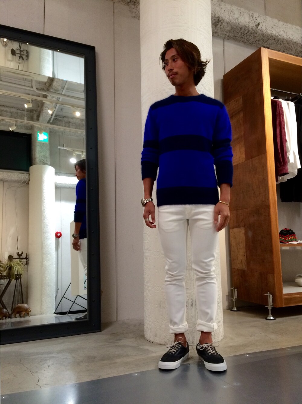 ホワイト系のデニムパンツを着用したメンズの秋コーディネートの1枚目の写真