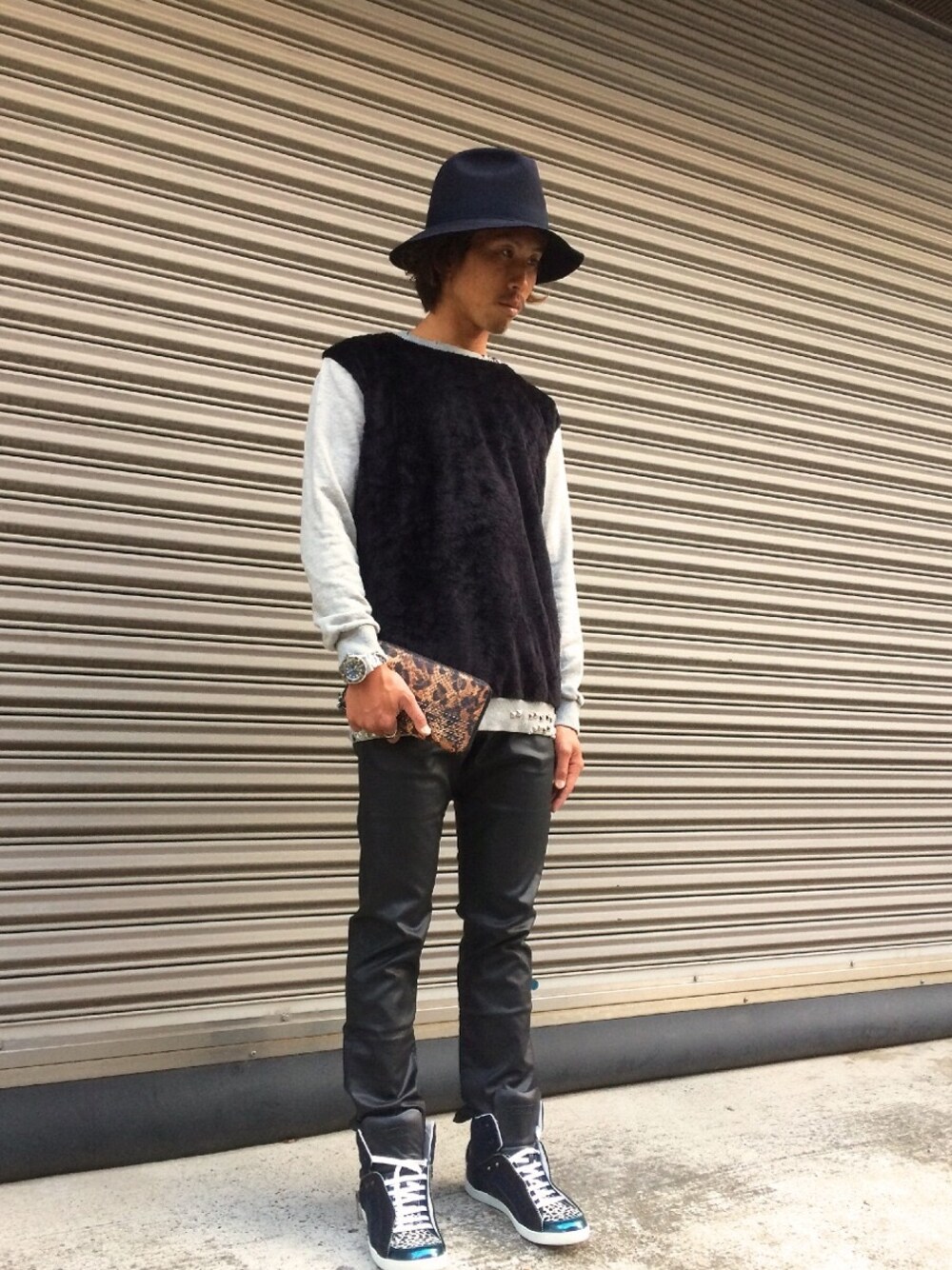 「ツバ広ハット、ブレスレット、ゴールドアクセ」｜「MCMのLHP/エルエイチピー/MCM/エムシーエム/Leopard Wallet（財布、ブラウン系）」を使った、よしやす(34歳)さん（メンズ・175cm）の秋コーディネートの1枚目の写真