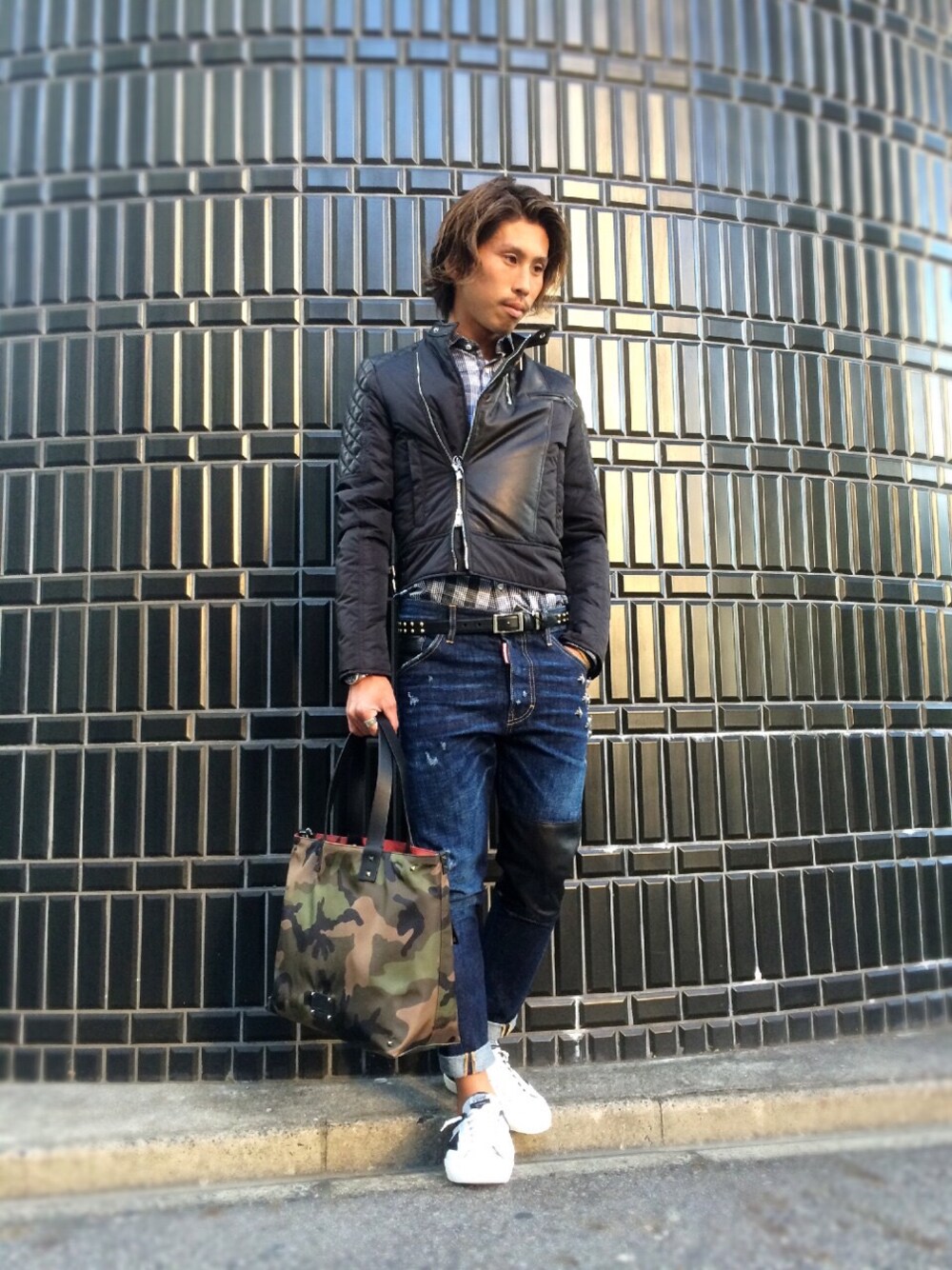 ブラック系のスニーカーを着用したメンズの秋コーディネートの1枚目の写真