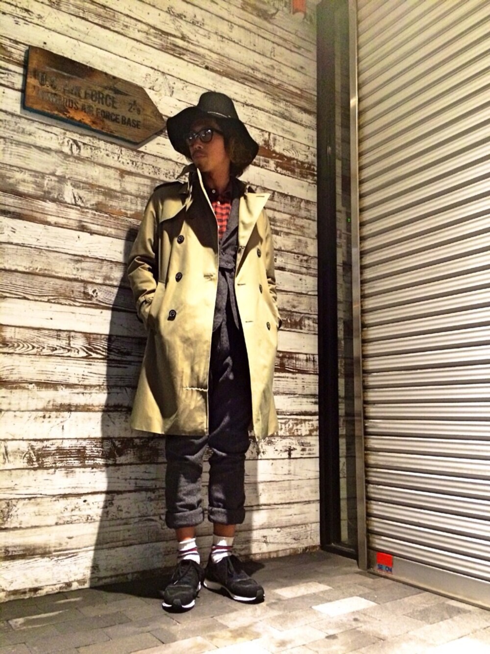 「赤いチェックシャツ、ベージュのトレンチコート、ツイードジャケット、黒ハット、LHP、MACKINTOSH、ENGINEERED GARMENTS、GOLDEN GOOSE」｜「L.H.PのLHP/エルエイチピー/DankeSchon/ダンケシェーン/Zip Wool Big Hat（ハット、ブラック系）」を使った、よしやす(34歳)さん（メンズ・175cm）の秋コーディネートの1枚目の写真