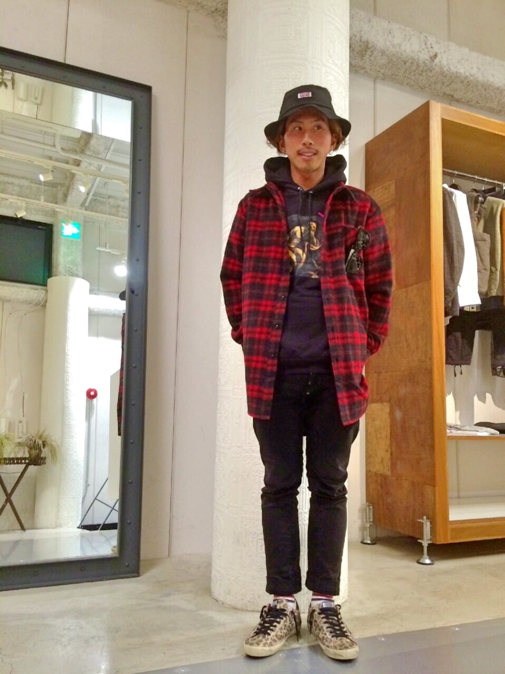 「オールブラック、プルオーバーパーカー、ネルシャツ、黒ハット、LHP、LHP名古屋、ストリート」｜「GOLDEN GOOSEのLHP/エルエイチピー/GOLDENGOOSE/ゴールデングース/SNEAKERS　SUPERSTAR（スニーカー、ベージュ系）」を使った、よしやす(34歳)さん（メンズ・175cm）の冬コーディネートの1枚目の写真