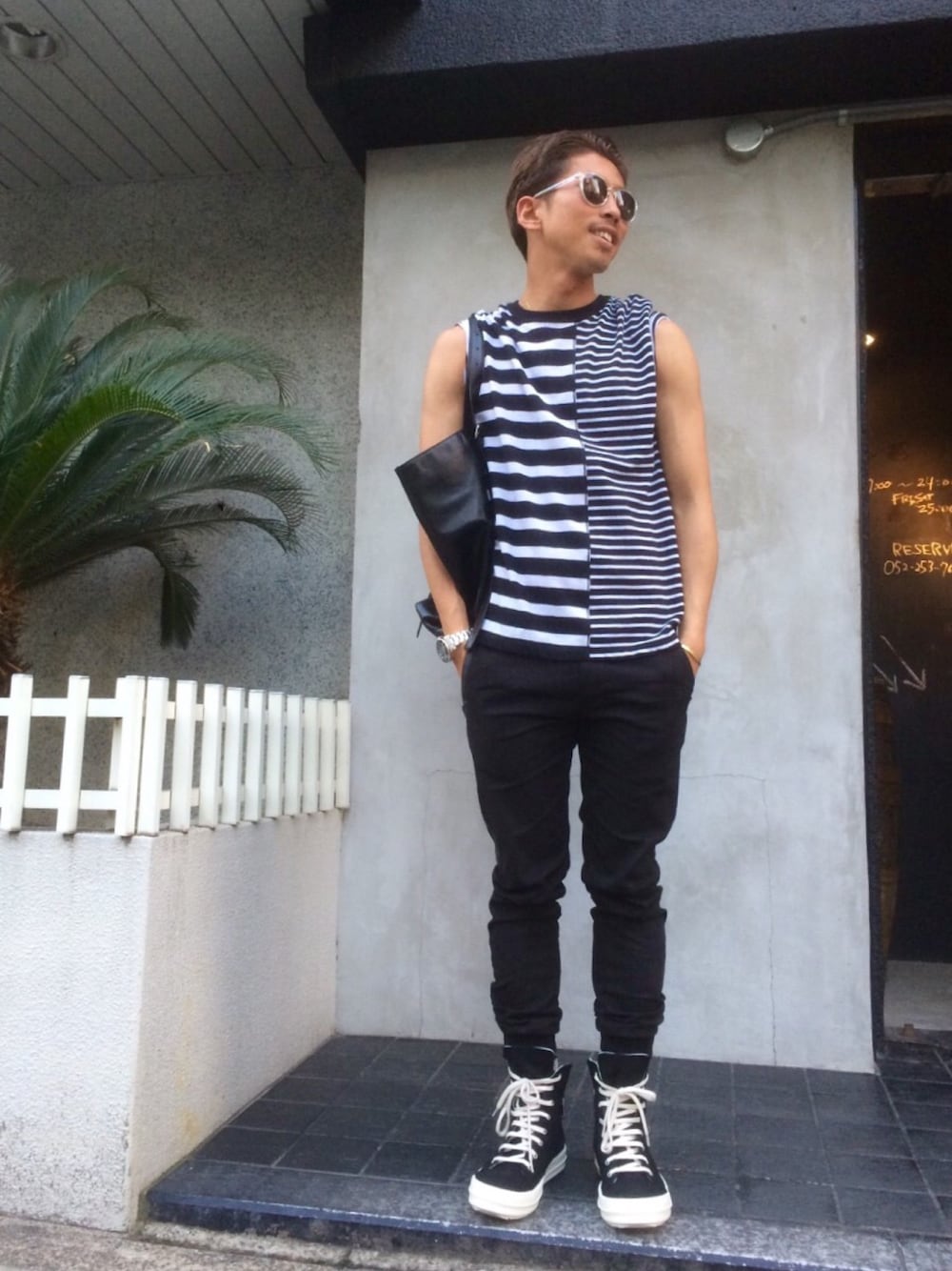 「大人コーデ、肩掛け、初挑戦アイテム、drkshdw、RICK OWENS、Alexander Wang、モード、ストリート、マルタンマルジェラ、LHP名古屋」｜「wonderlandのLHP/エルエイチピー/WONDERLAND/ワンダーランド/BEAUMONT02（サングラス、その他）」を使った、よしやす(34歳)さん（メンズ・175cm）の春コーディネートの1枚目の写真