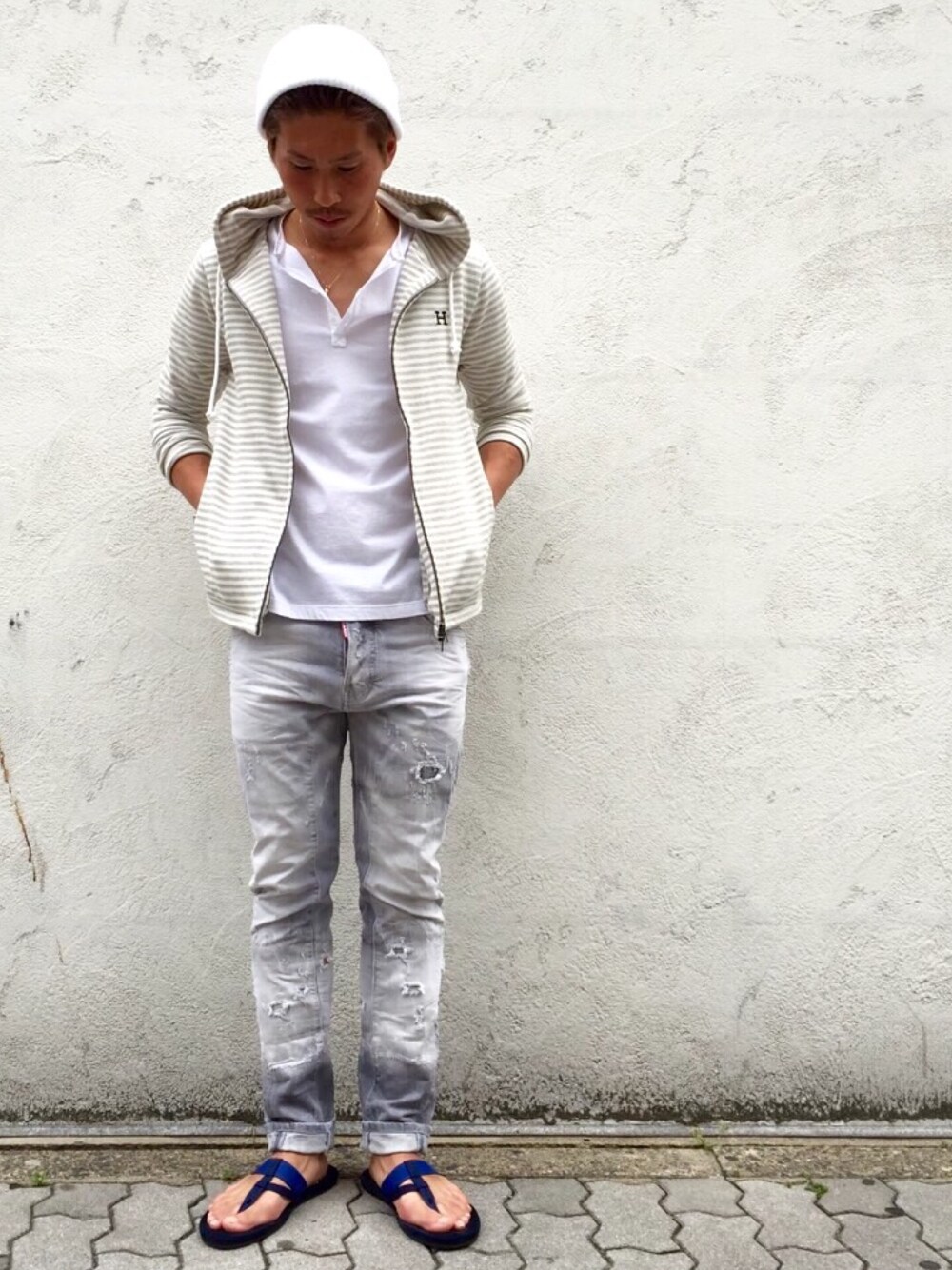 「ストライプ、スポーツサンダル、シンプルコーデ、スポーツミックス、キレイめ、LANVIN、DSQUARED2、GOLDEN GOOSE、LHP名古屋」｜「L.H.PのLHP/エルエイチピー/Jacquard Border Hoodie　〈6001151〉（パーカー、グレー系）」を使った、よしやす(34歳)さん（メンズ・175cm）の夏コーディネートの1枚目の写真