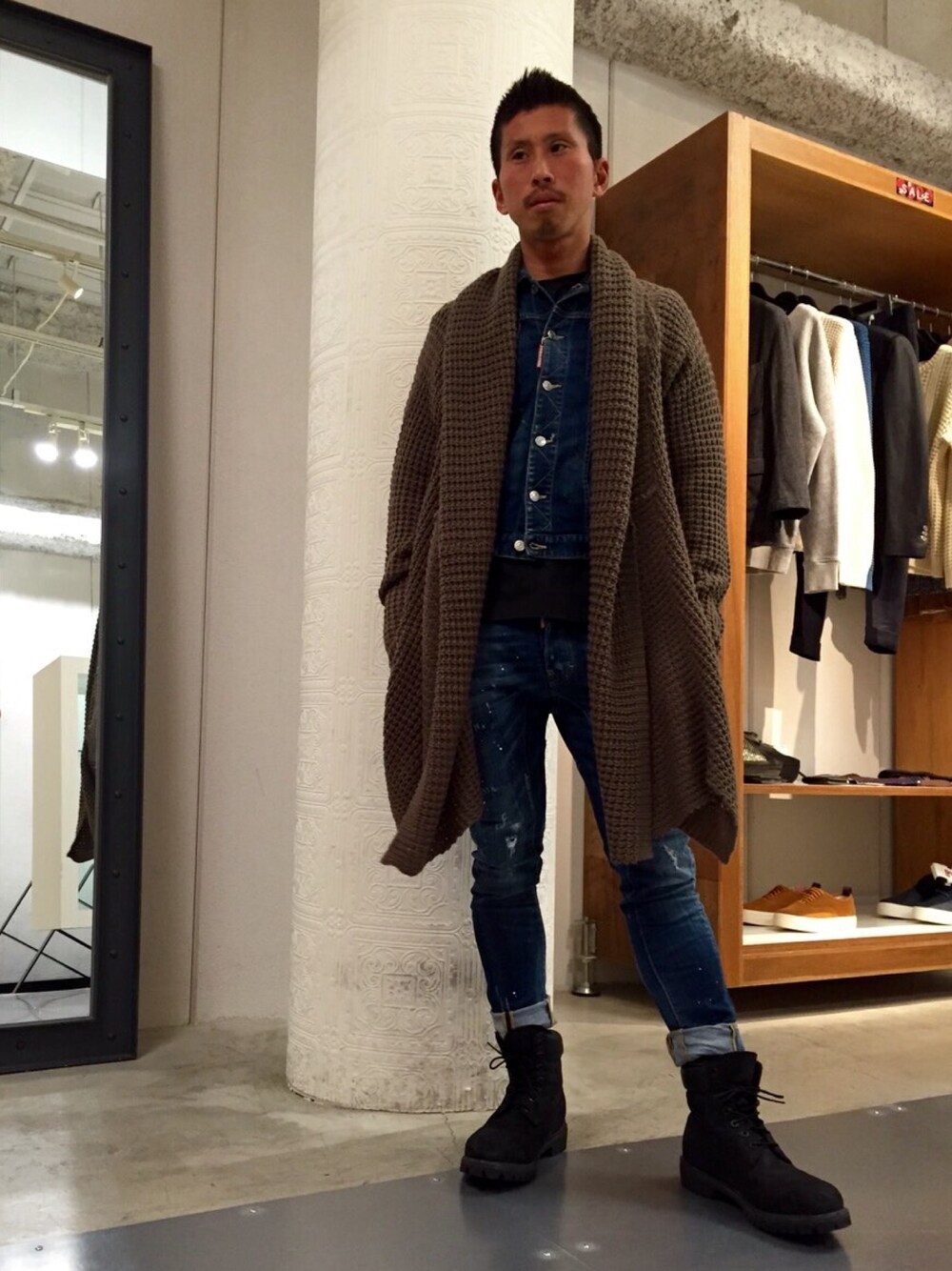 「シンプルコーデ、デニムパンツ、モード、ロングコート、デニムオンデニム、あけましておめでとうございます！、Gジャン、ティンバーランド、2016、赤」｜「DANKE SCHONのDankeSchon/ダンケシェーン/Native Knit Gown（カーディガン/ボレロ、ブラウン系）」を使った、よしやす(34歳)さん（メンズ・175cm）の冬コーディネートの1枚目の写真