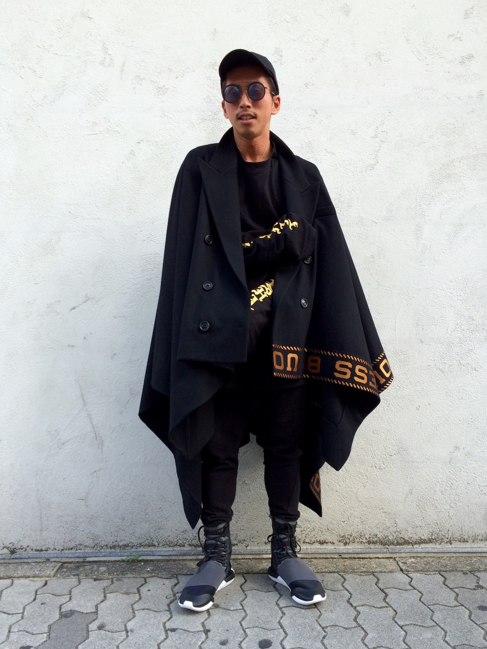 「ビッグT、モノトーン、Y-3、オーバーサイズ、モード、丸サングラス、ポンチョ、LHP、JUUN.J、サーフィン」｜「M+RC NOIRのアイテム（キャップ、ブラック系）」を使った、よしやす(34歳)さん（メンズ・175cm）の秋コーディネートの1枚目の写真