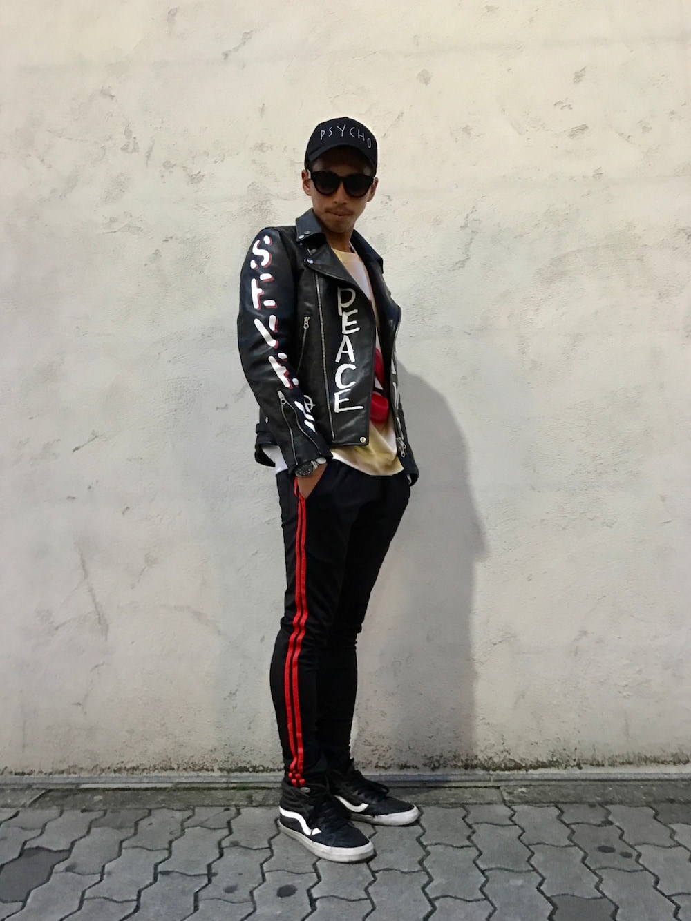 「スキニー、秋のコーデ、ダブルライダース、ジャージーパンツ、VANS、AZS、ストリート、スケータースタイル、レザージャケット、gdragon」｜「CELINEのアイテム（サングラス、ブラック系）」を使った、よしやす(34歳)さん（メンズ・175cm）の秋コーディネートの1枚目の写真