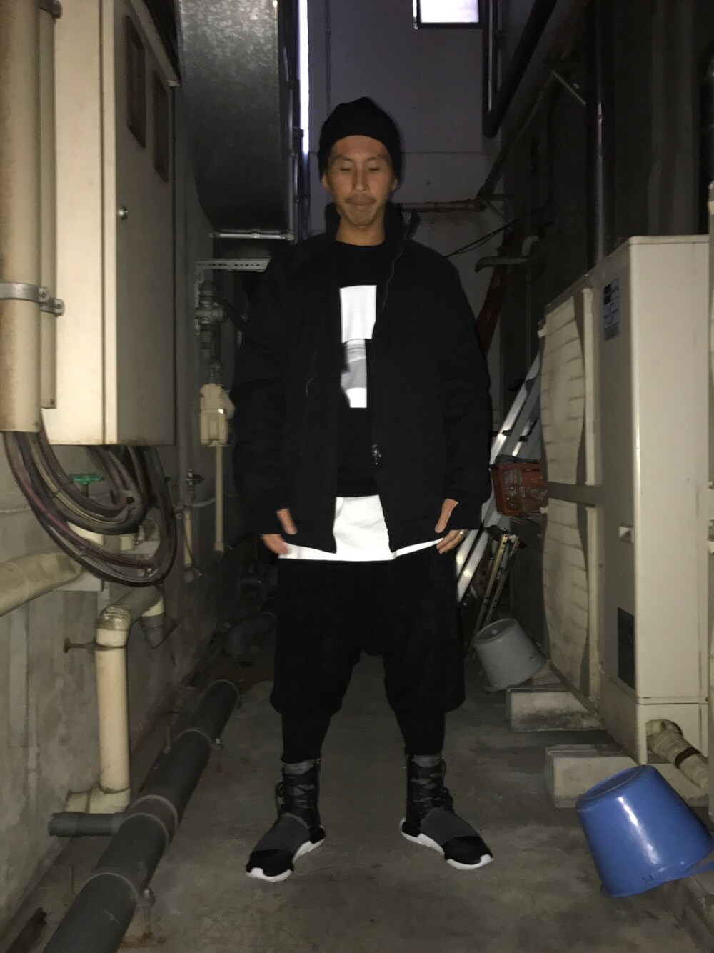 「モードストリート、モード、オーバーサイズ、レイヤード、スポーツモード、スポーツ、運動、sport、sports、sportsMAN」｜「Y-3のY-3 LOGO BEANIE（ニットキャップ/ビーニー、ブラック系）」を使った、よしやす(34歳)さん（メンズ・175cm）の秋コーディネートの1枚目の写真