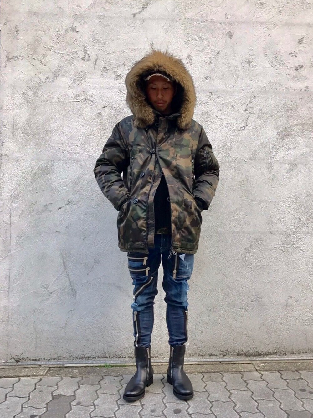 「秋冬、オトナカジュアル、ジーンズ、カーキ、11月WEAR秋冬ニットコーデ祭り、MONCLER、カモフラ、ファー、ファーダウン、ジップ」｜「MONCLERのアイテム（ダウンジャケット/コート、その他）」を使った、よしやす(34歳)さん（メンズ・175cm）の秋コーディネートの1枚目の写真