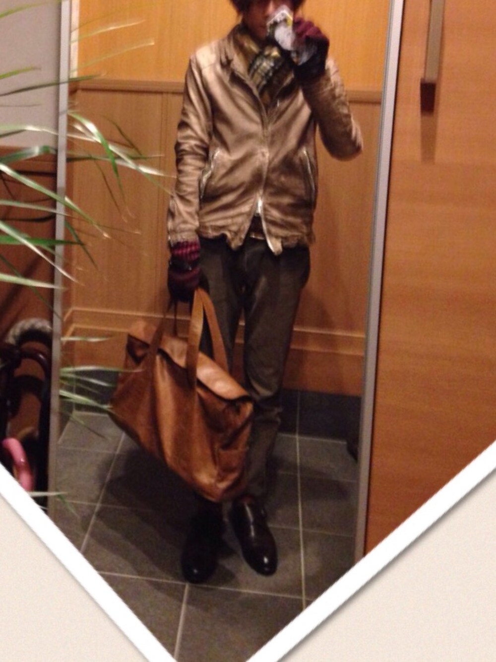 ベージュ系のその他アウター、グリーン系のデニムパンツ、ブラウン系のドレスシューズを着用したメンズの冬コーディネートの1枚目の写真