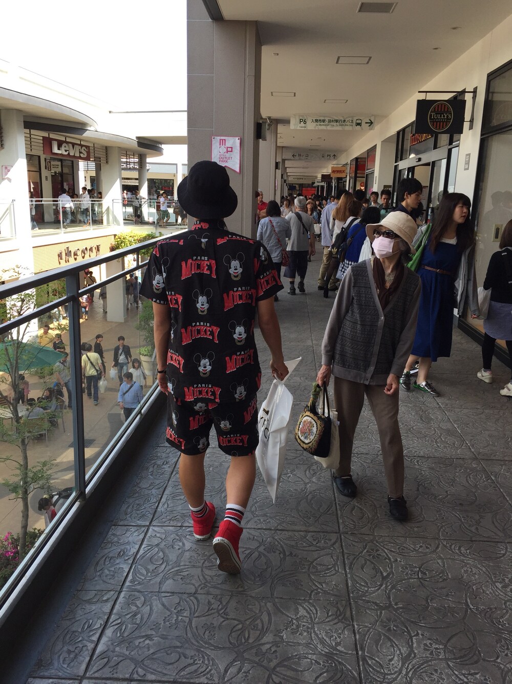 「JOYRICH、ミッキー、セットアップ」｜「JOYRICHのアイテム（Tシャツ/カットソー、ブラック系）」を使った、M-KINGさん（メンズ・176cm）の春コーディネートの1枚目の写真