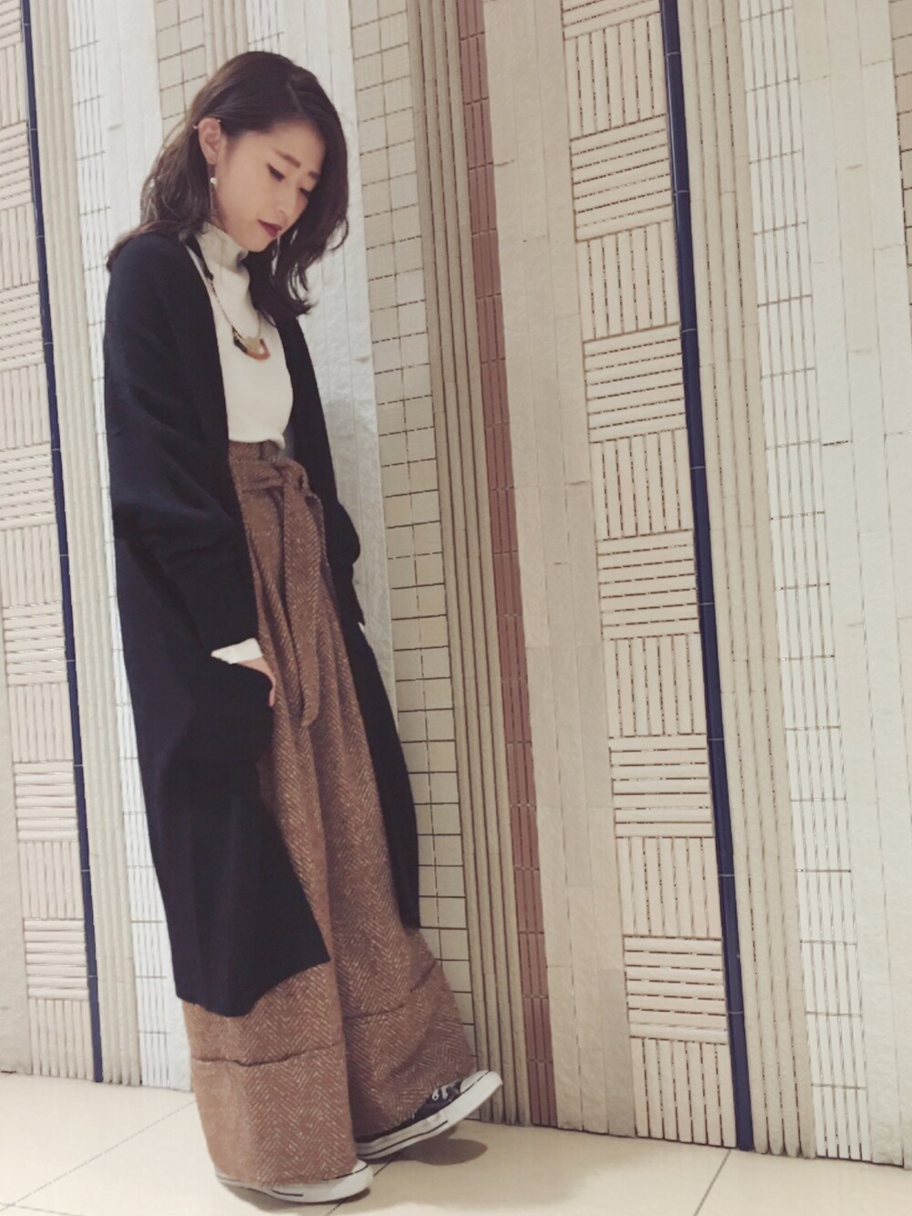 ブラック系のカーディガン/ボレロ、ホワイト系のTシャツ/カットソー、ブラウン系のその他パンツを着用したレディースの秋コーディネートの1枚目の写真