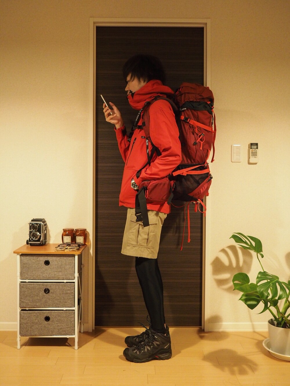 YAECAのマウンテンパーカー（レッド系）を使った人気ファッション