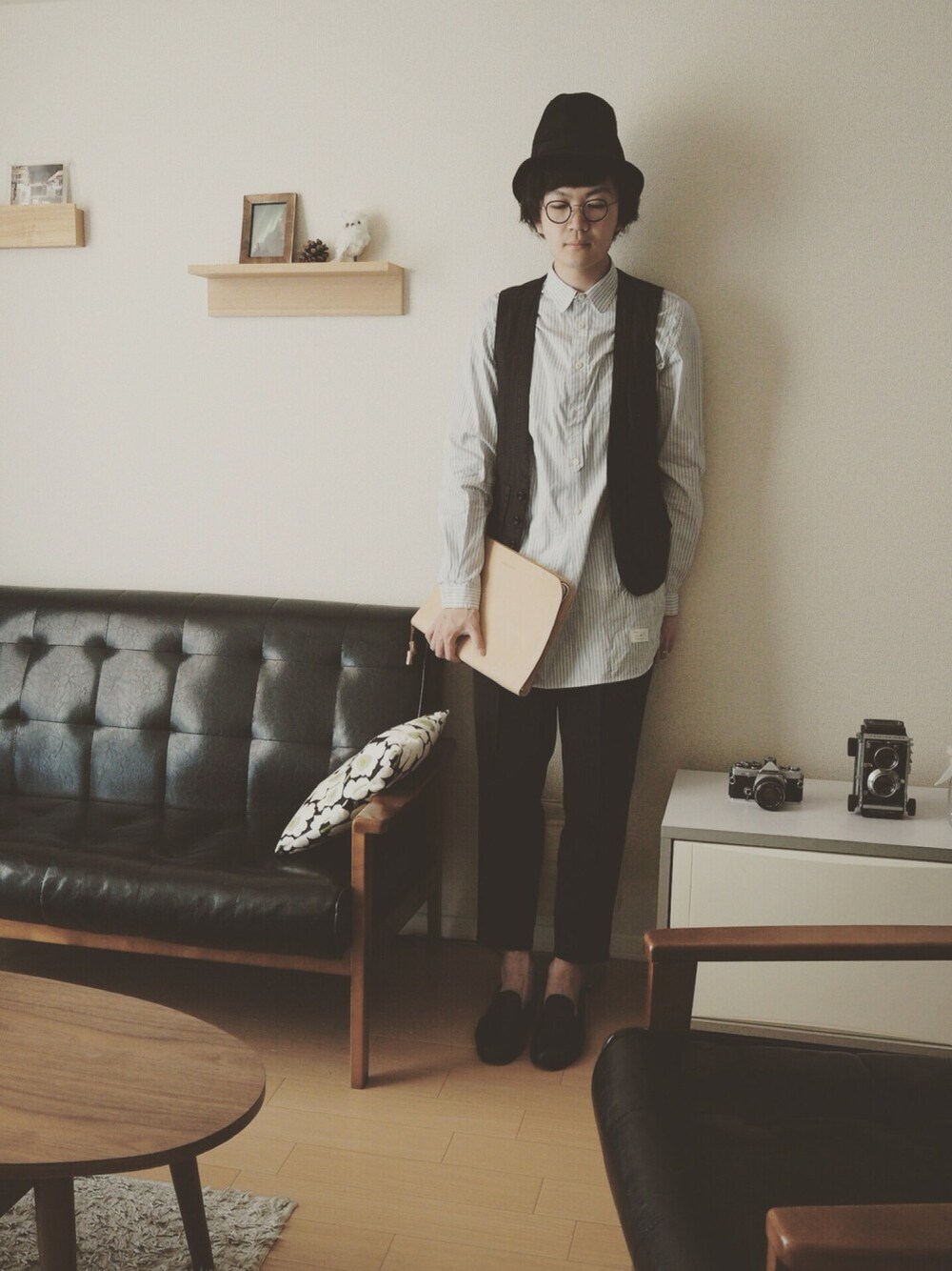 ブルー系のシャツ/ブラウス、ブラック系のその他パンツ、ベージュ系のクラッチバッグを着用したメンズの春コーディネートの1枚目の写真