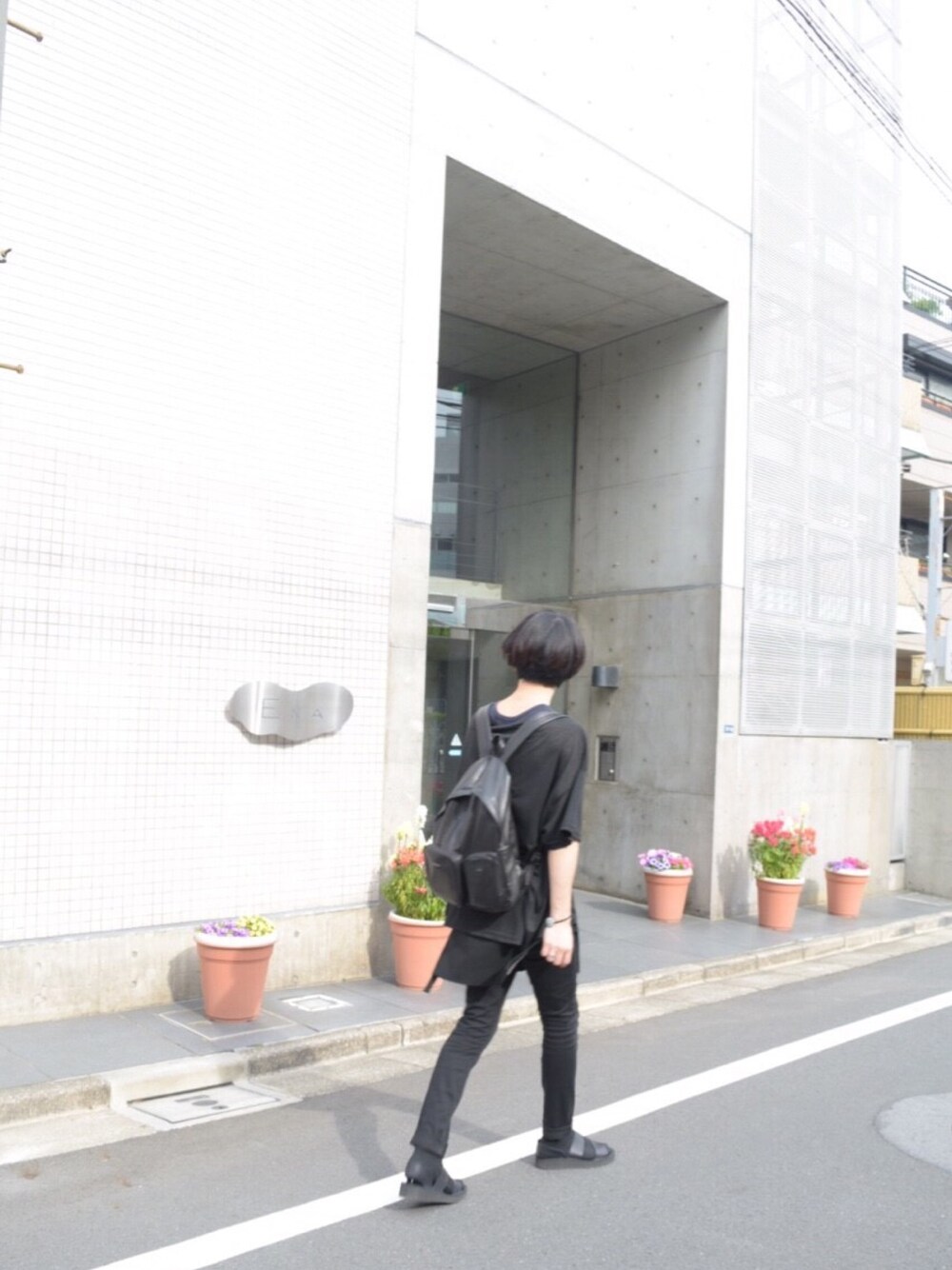 「LAD MUSICIAN、黒、黒スキニー、オールブラック、ビッグシルエット、エプロン、モード、サンダルに靴下、東京、バックパック」｜「merzのアイテム（Tシャツ/カットソー、ブラック系）」を使った、ismさん（メンズ・179cm）の夏コーディネートの1枚目の写真