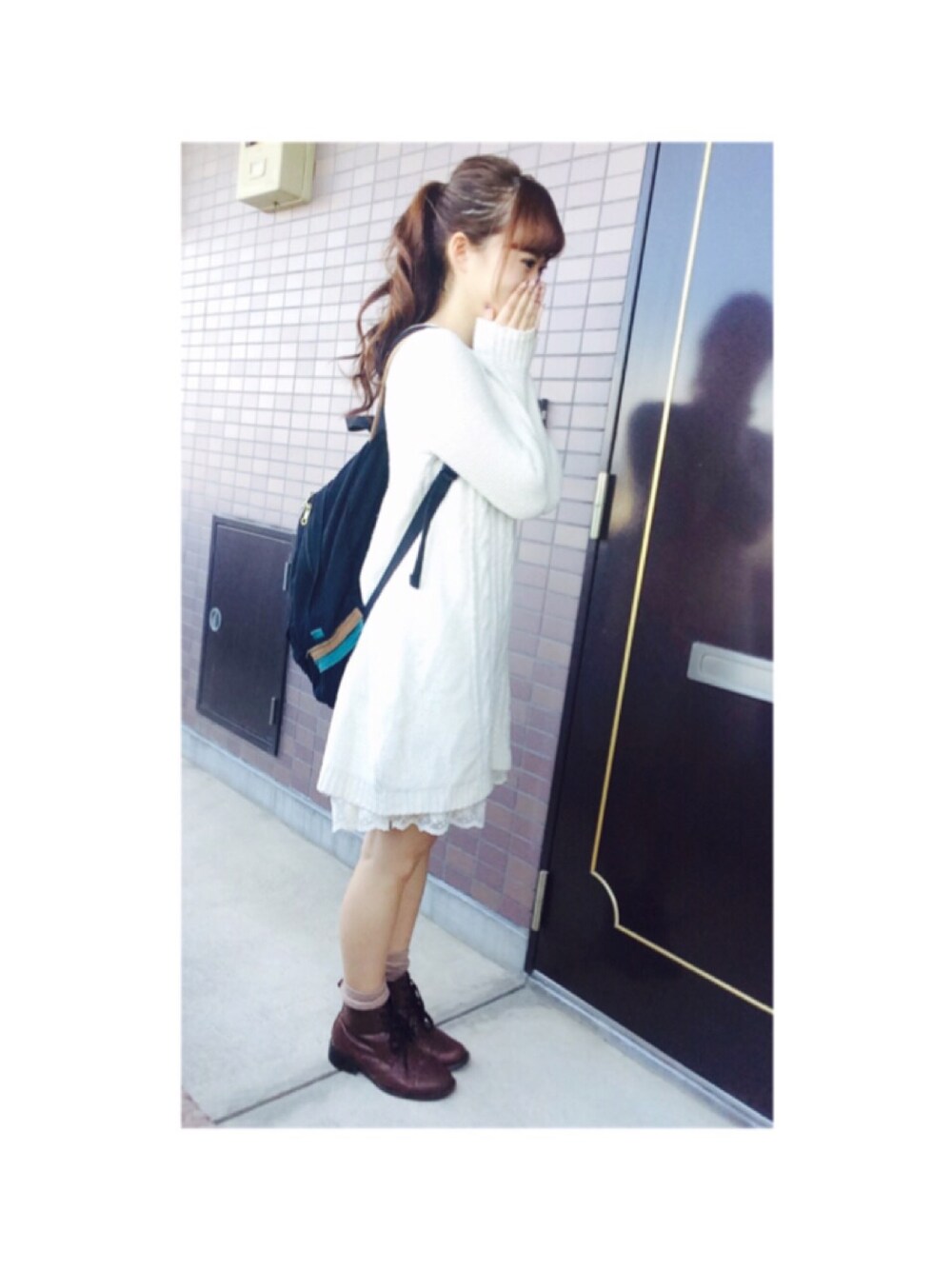 ホワイト系のワンピース、ブラック系のバックパック/リュック、ブラウン系のブーツを着用したレディースの秋コーディネートの1枚目の写真