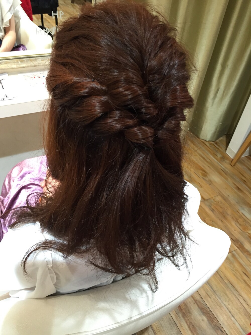 「ヘアアレンジ、ヘアセット、ハーフアップ、波ウェーブ、クルリンパ、ロープ編み」｜「no brandのアイテム（ヘアアクセサリー、レッド系）」を使った、たまるんさん（レディース・160cm）の秋コーディネートの1枚目の写真