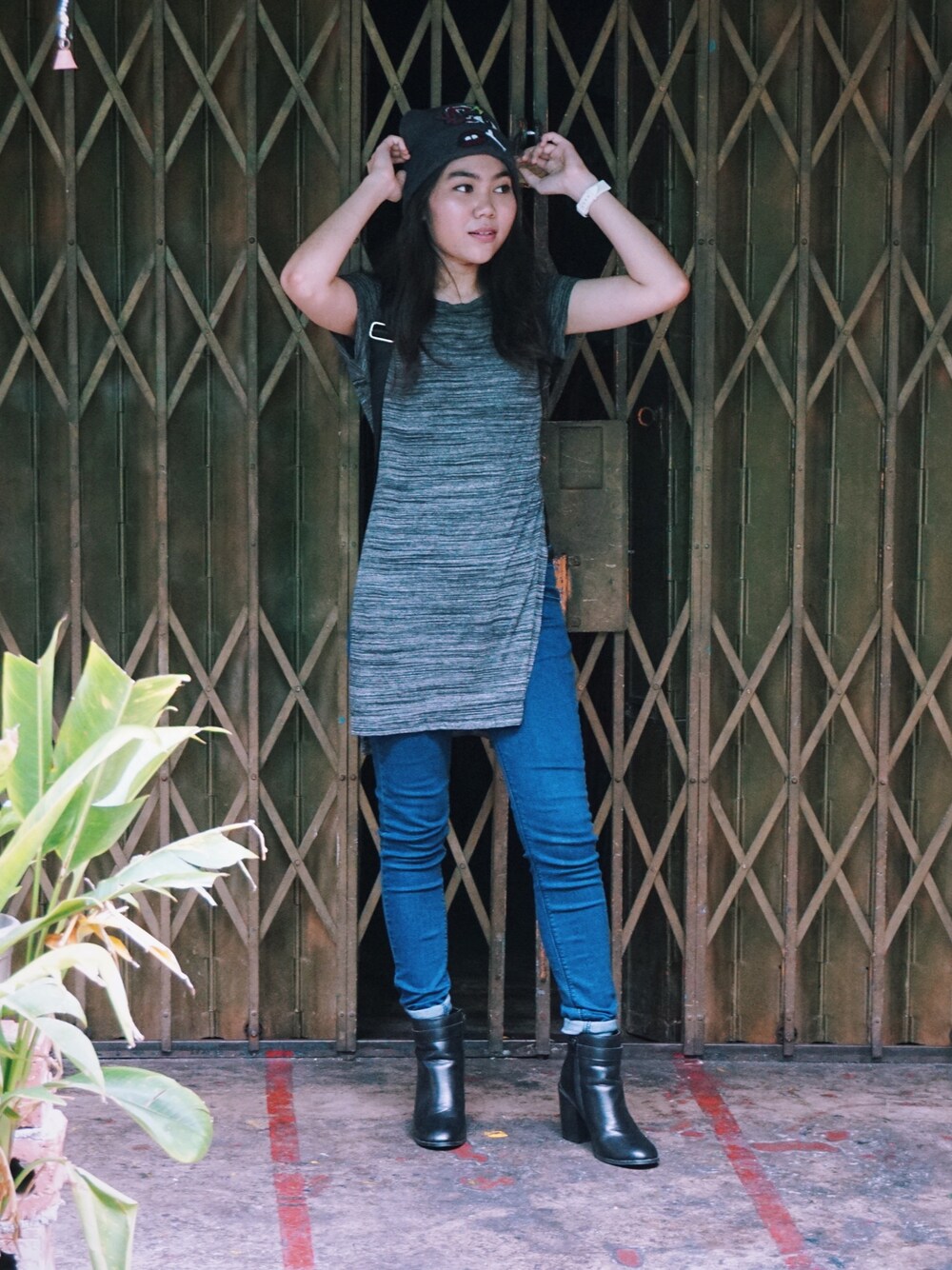 「slit tee、casual、street、H&M」｜「H&Mのアイテム（Tシャツ/カットソー、グレー系）」を使った、Ami ✨さん（レディース・162cm）の春コーディネートの1枚目の写真