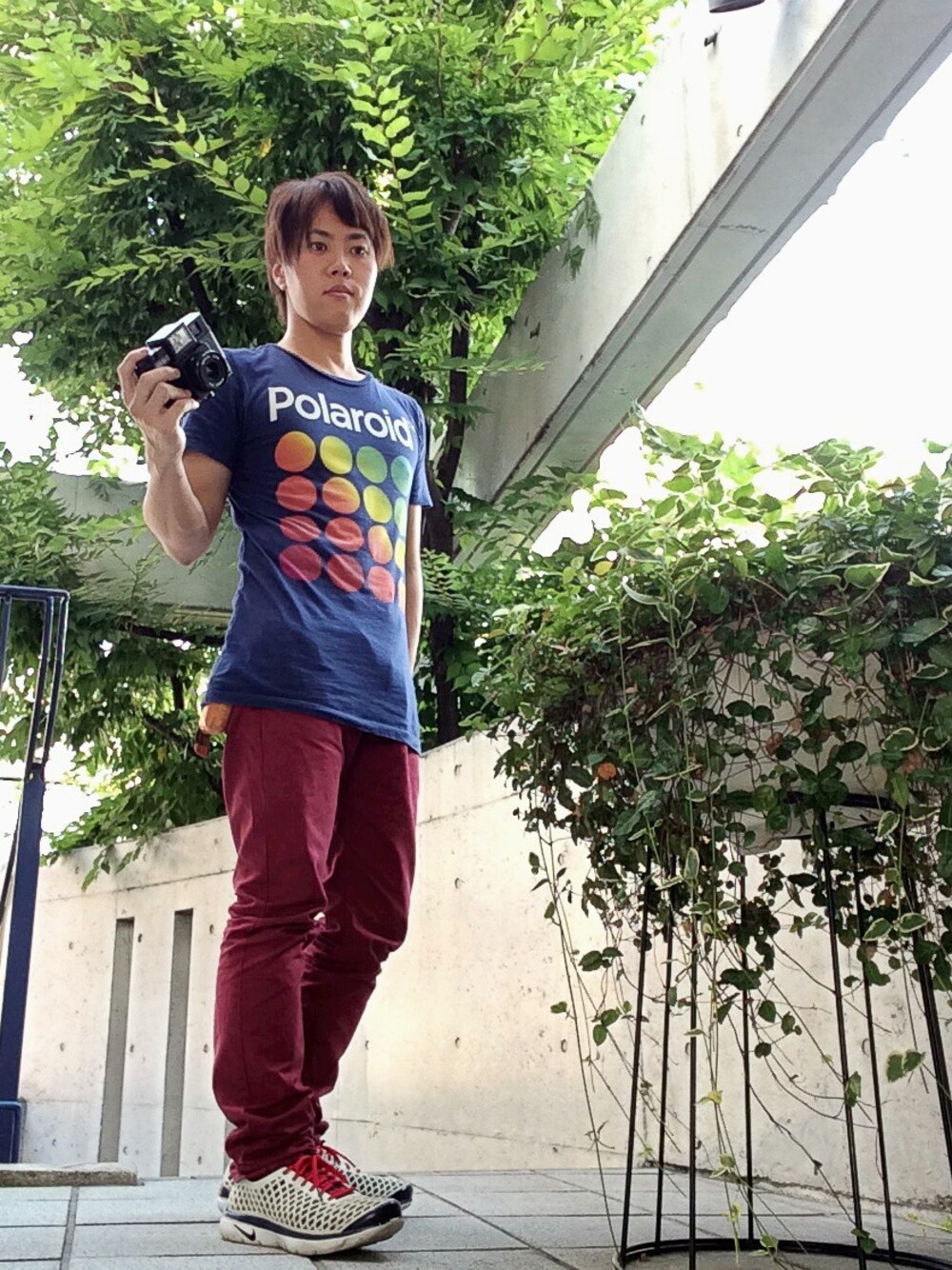 ブルー系のTシャツ/カットソー、ホワイト系のスニーカー、ブラック系のカメラ/カメラグッズを着用したメンズの夏コーディネートの1枚目の写真