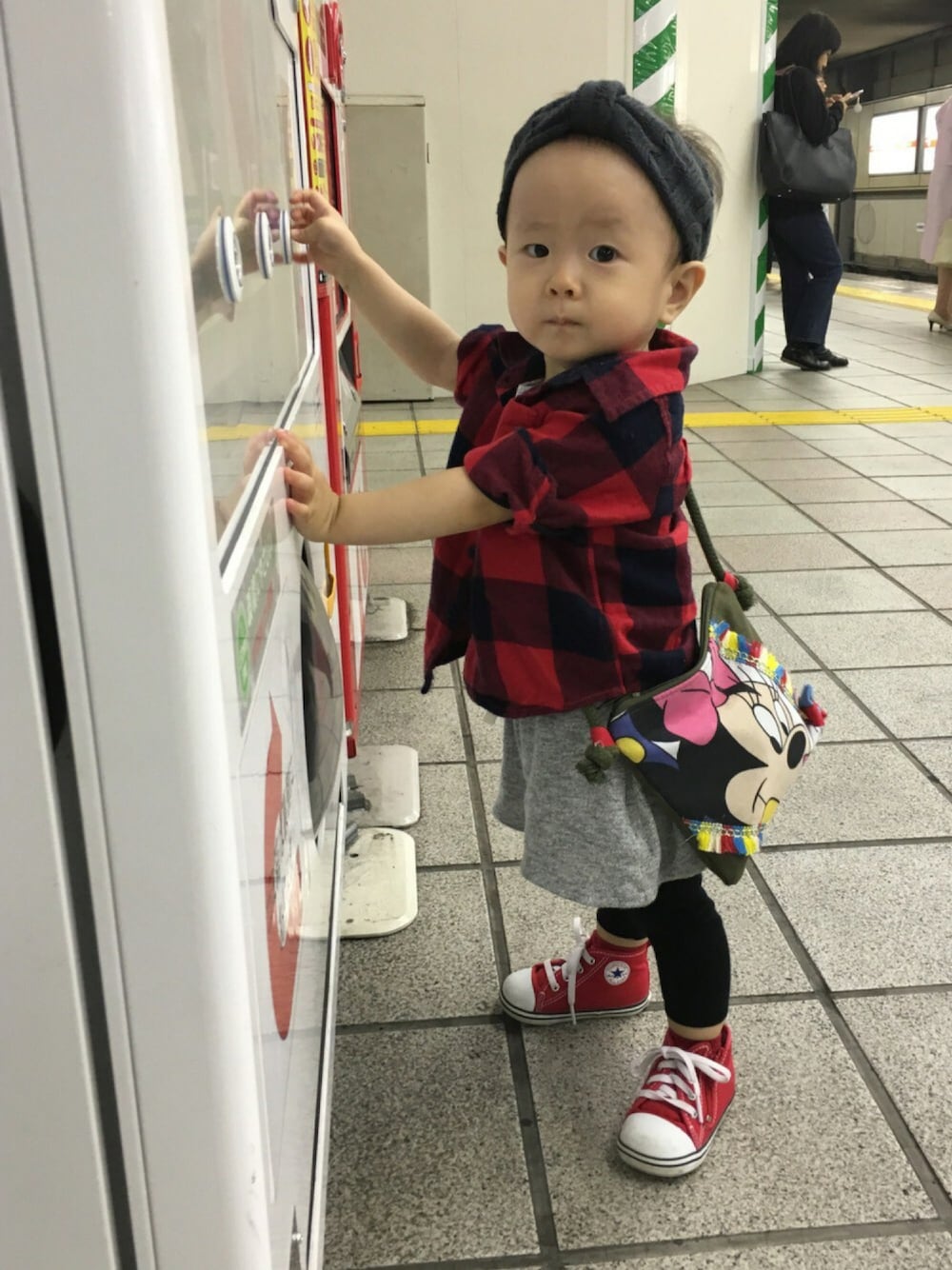 「キッズファッション、ネルシャツ、おんなのこ、オーバーオール、ヘアバンド、1歳7ヶ月、ハンドメイド、カジュアル、GAP、赤」｜「babyGAPのアイテム（シャツ/ブラウス、レッド系）」を使った、小雪さん（キッズ・70cm）の秋コーディネートの1枚目の写真