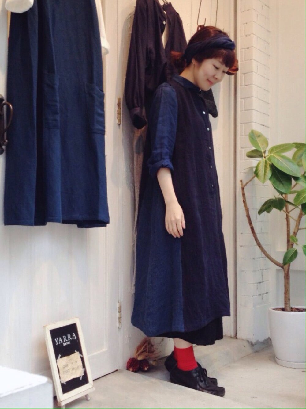 ブルー系のワンピース、ホワイト系のシャツ/ブラウス、ブルー系のヘアバンドを着用したレディースの春コーディネートの1枚目の写真