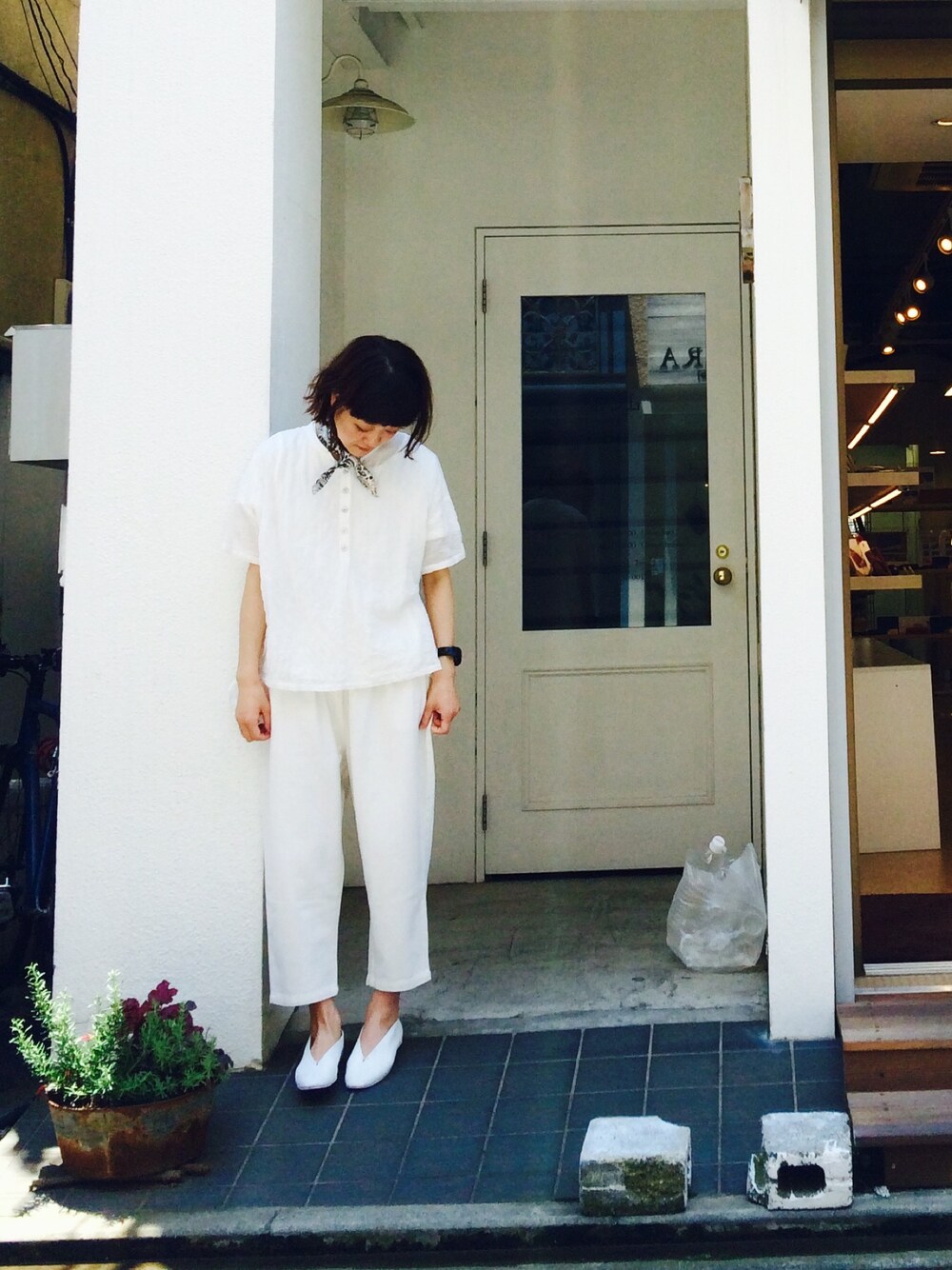 「カジュアル、summer、シンプル、ホワイト、デニムパンツ、ナチュラル、オールホワイト、バンダナ、サルエルパンツ、夏」｜「YARRAのアイテム（シャツ/ブラウス、ホワイト系）」を使った、YARRA吉祥寺店さん（レディース・159cm）の夏コーディネートの1枚目の写真