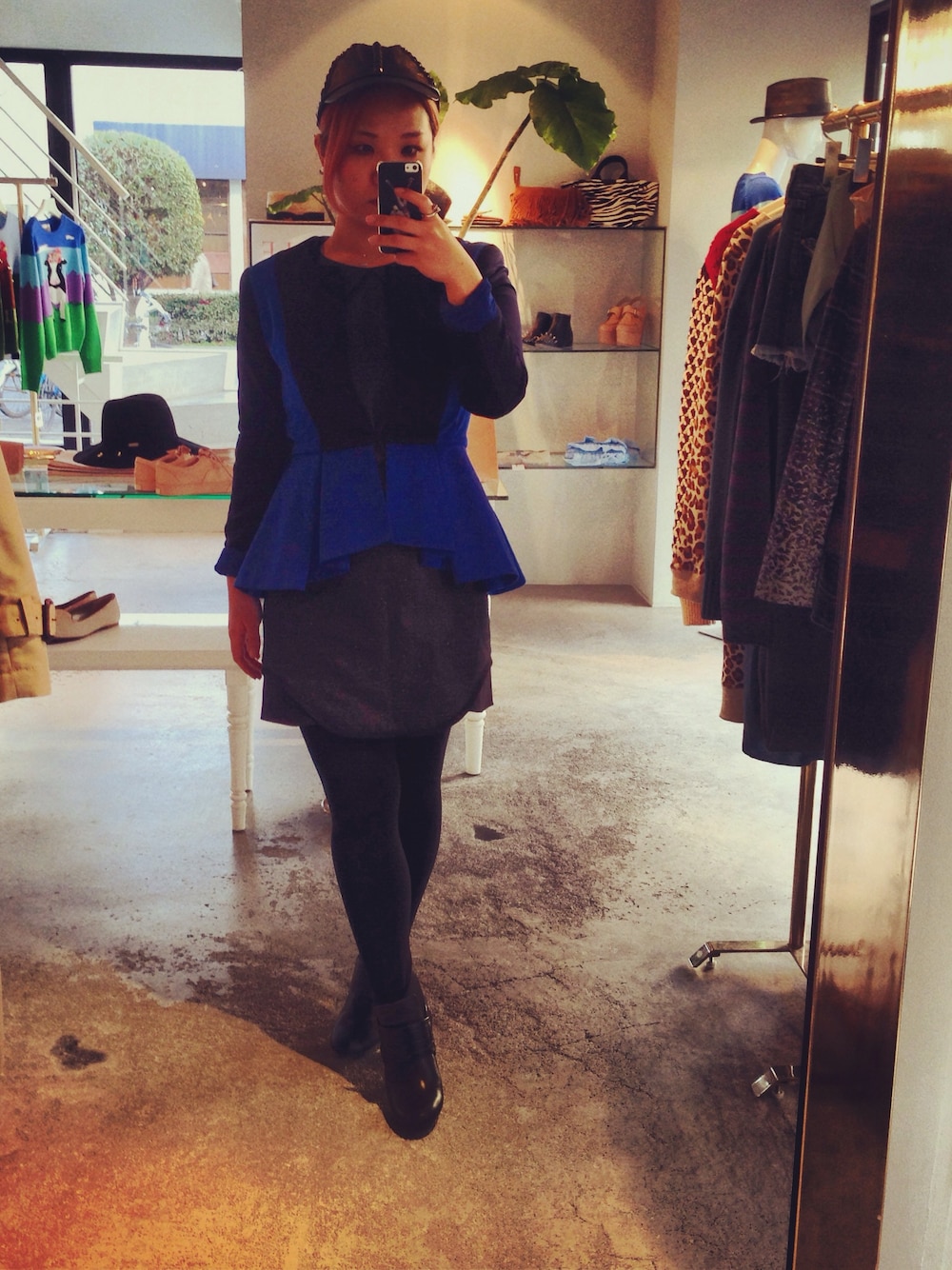 ブルー系のノーカラージャケット、ブラック系のブーティを着用したレディースの冬コーディネートの1枚目の写真