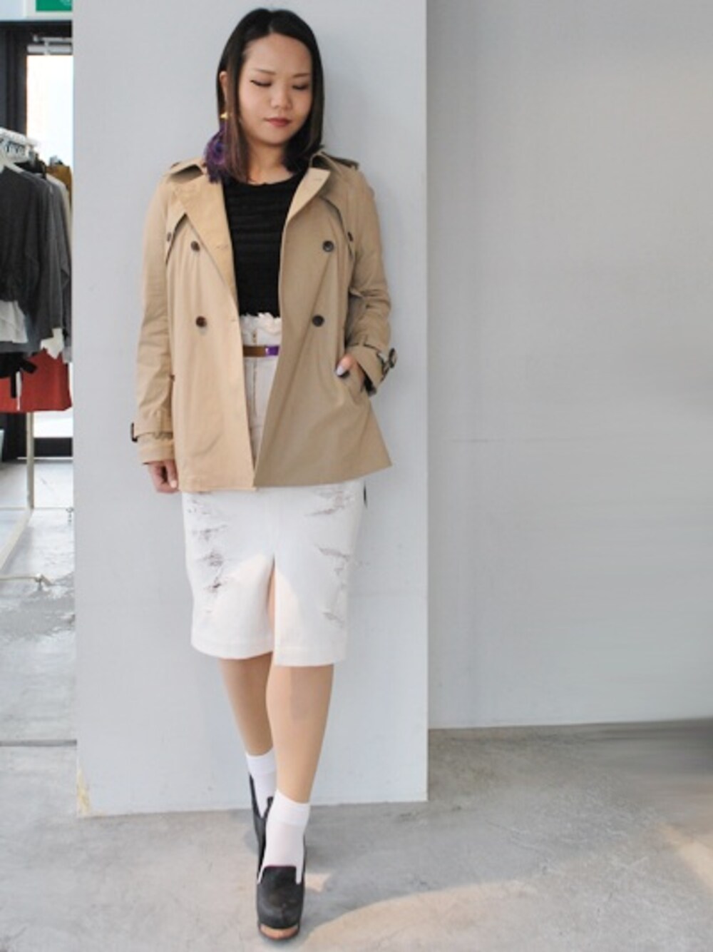 ホワイト系のスカート、パープル系のピアス（両耳用）、パープル系のベルトを着用したレディースの冬コーディネートの1枚目の写真