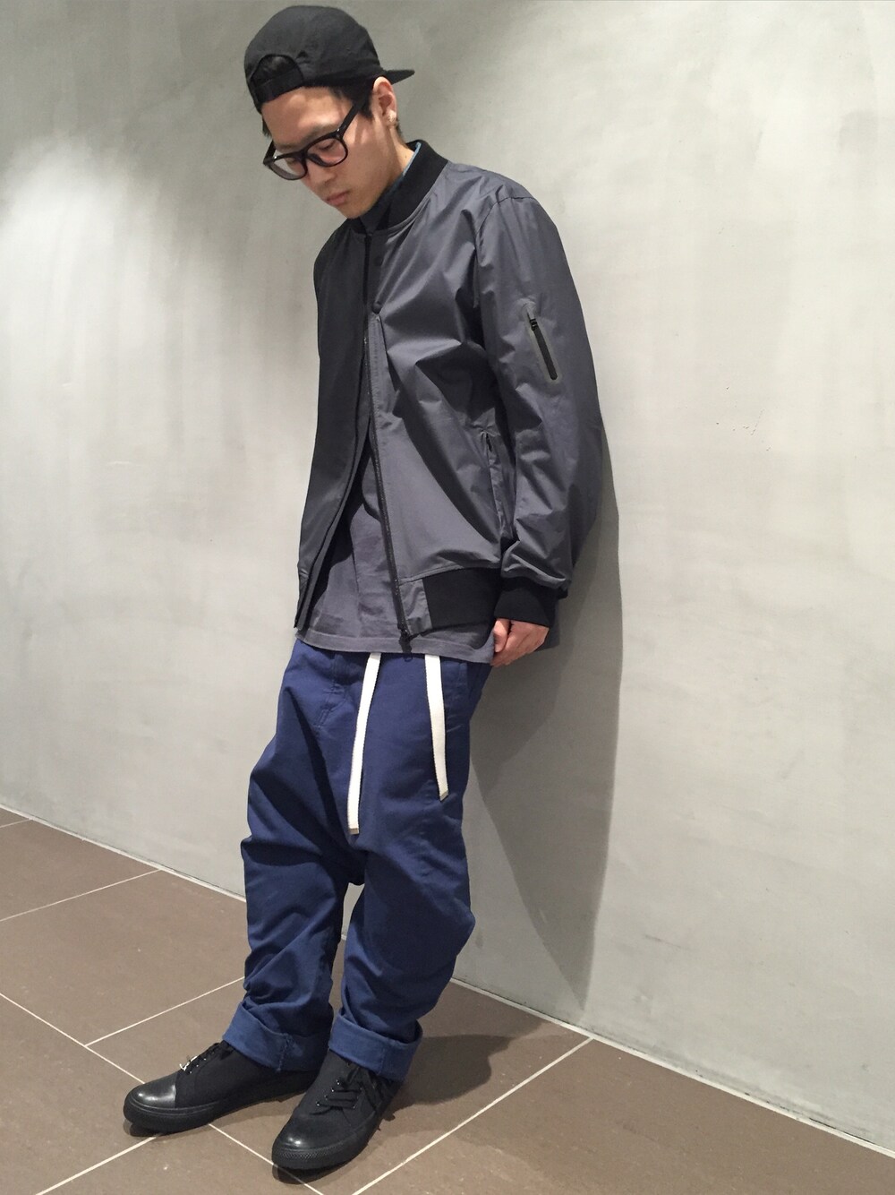 「シンプル、ワイドパンツ、スポーツミックス、ブルゾン、MA-1」｜「The DUFFER of ST.GEORGEのMA-1 TYPE NYLON JACKET：MA-1ジャケット（MA-1、グレー系）」を使った、柴田誠さん（メンズ・167cm）の冬コーディネートの1枚目の写真