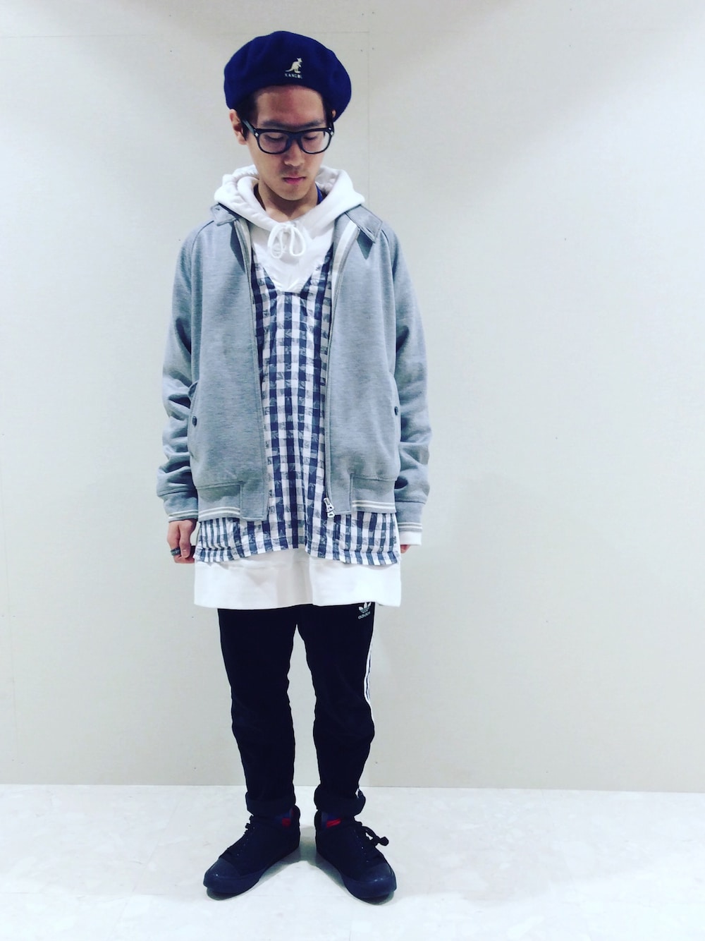 「スニーカー、チェックシャツ、ベレー帽、ビッグシルエット、ビッグパーカー、トラックパンツ」｜「The DUFFER of ST.GEORGEのCARDBOARD KNIT G-9TYPE BLOUSON：G9ブルゾン（ブルゾン、グレー系）」を使った、柴田誠さん（メンズ・167cm）の春コーディネートの1枚目の写真