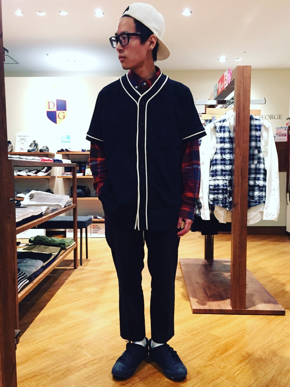 「ベースボールシャツ、スラックス、ストリート、モードストリート、チェックシャツ、MissMuch、passim、めがね、名古屋、イージーパンツ」｜「The DUFFER of ST.GEORGEの【DUFFER JAPAN】 BASEBALL TEE：ベースボールシャツ（Tシャツ/カットソー、ブラック系）」を使った、柴田誠さん（メンズ・167cm）の春コーディネートの1枚目の写真