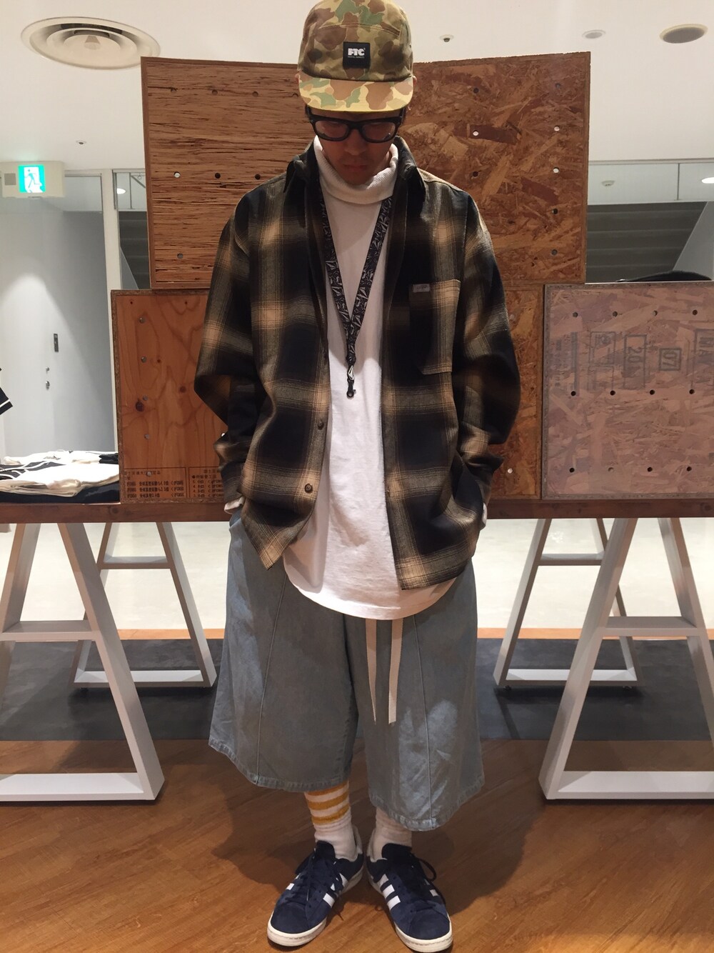 「ストリート、スケートスタイル、めがね、ワイドパンツ、passim、カモフラ、ビッグT、ネックストラップ、シャツスタイル、白Tシャツ」｜「FTCのアイテム（キャップ、ベージュ系）」を使った、柴田誠さん（メンズ・167cm）の春コーディネートの1枚目の写真