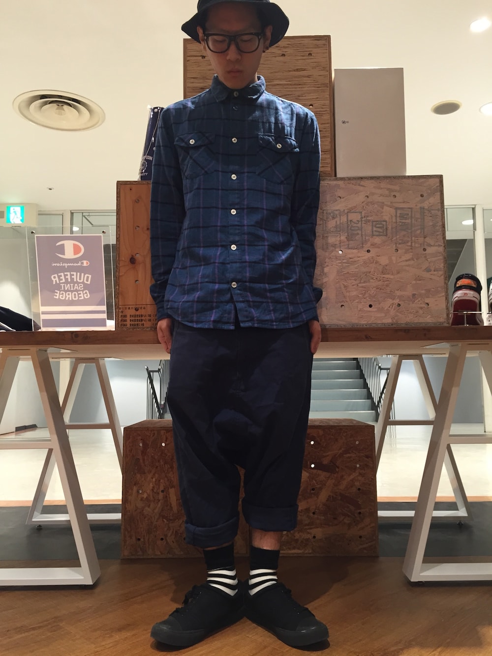 「ネイビー、めがね、バケットハット、ロールアップ、ストリート、ボーダーソックス、チェックシャツ、ワイドパンツ、シンプル、passim」｜「JiedaのBAGGY SARROUEL PANTS（その他パンツ、ブルー系）」を使った、柴田誠さん（メンズ・167cm）の春コーディネートの1枚目の写真