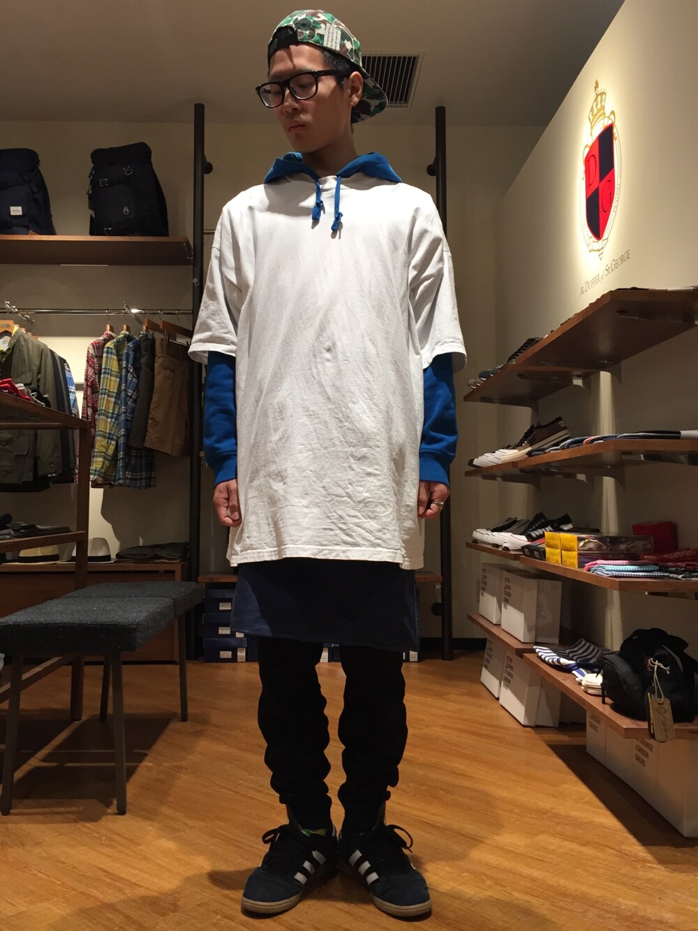 「スニーカー、パーカー、レイヤードスタイル、バンダナ、ビッグシルエット、めがね、ストリート、ジャージ、古着、アディダス」｜「Jiedaのアイテム（キャップ、グリーン系）」を使った、柴田誠さん（メンズ・167cm）の春コーディネートの1枚目の写真