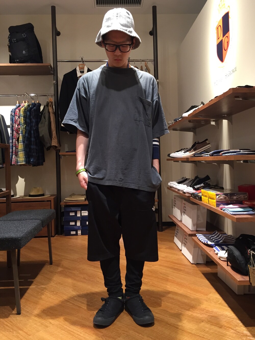 「めがね、ビッグT、トラックパンツ、バケットハット、リラックススタイル、古着、レイヤードスタイル、アームウォーマー、レギパン、ストリート」｜「adidas Originalsの2013 アディダス ファイヤーバード ショーツ adidas SPO SHORTS（その他パンツ、ブラック系）」を使った、柴田誠さん（メンズ・167cm）の春コーディネートの1枚目の写真