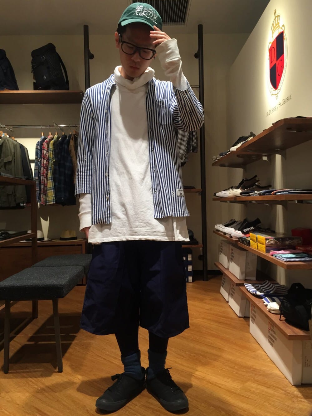 「めがね、古着、タートルネック、ストリート、ビッグシルエット、ワイドパンツ、レイヤードスタイル、ストライプ、ミリタリー、七分袖」｜「vouのアイテム（キャップ、グリーン系）」を使った、柴田誠さん（メンズ・167cm）の春コーディネートの1枚目の写真