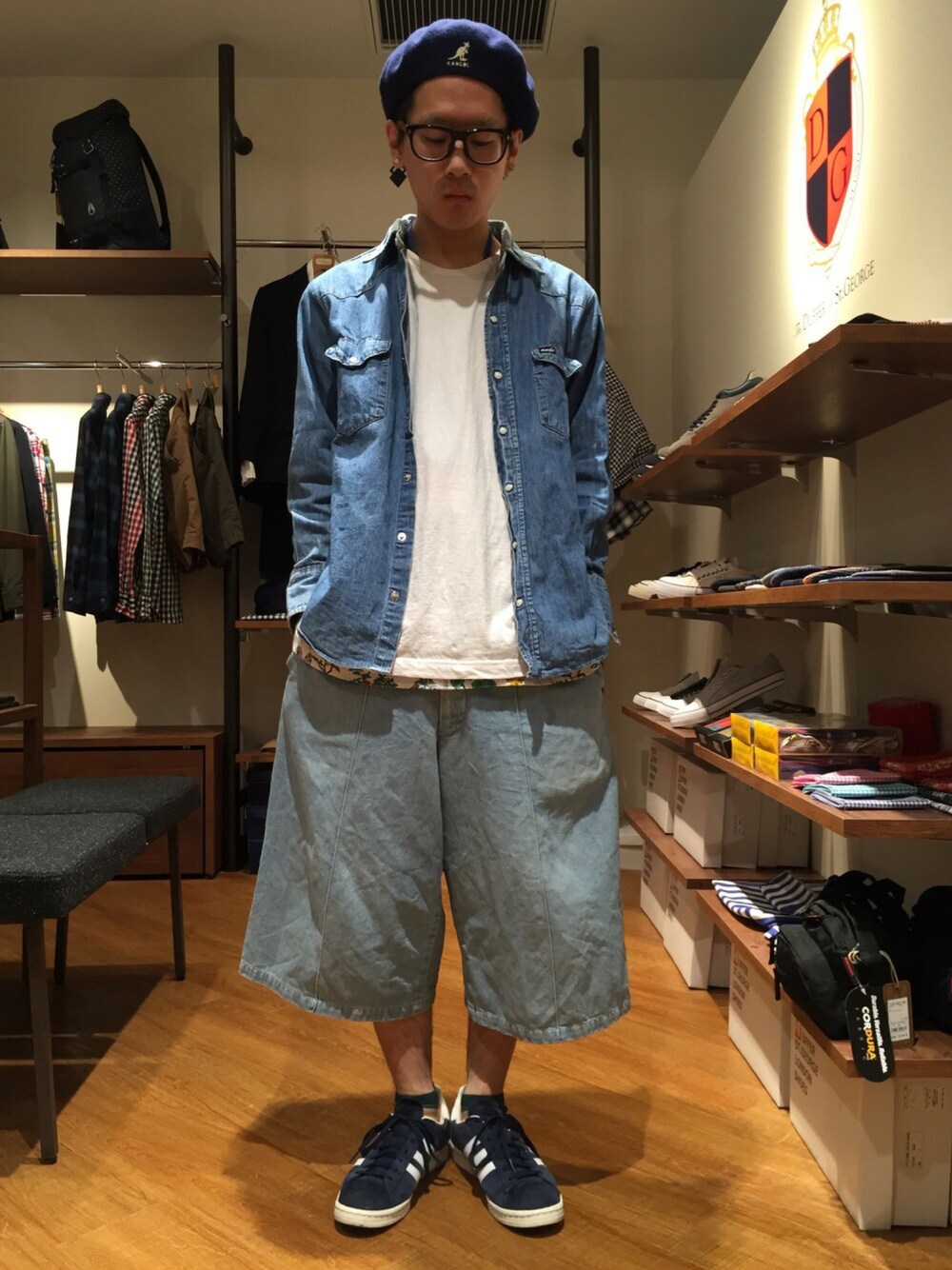 「デニム、デニムシャツ、デニムパンツ、ワイドパンツ、デニムオンデニム、古着、ストリート、めがね、スニーカー、レイヤードスタイル」｜「PHENOMENONのアイテム（デニムパンツ、ブルー系）」を使った、柴田誠さん（メンズ・167cm）の春コーディネートの1枚目の写真