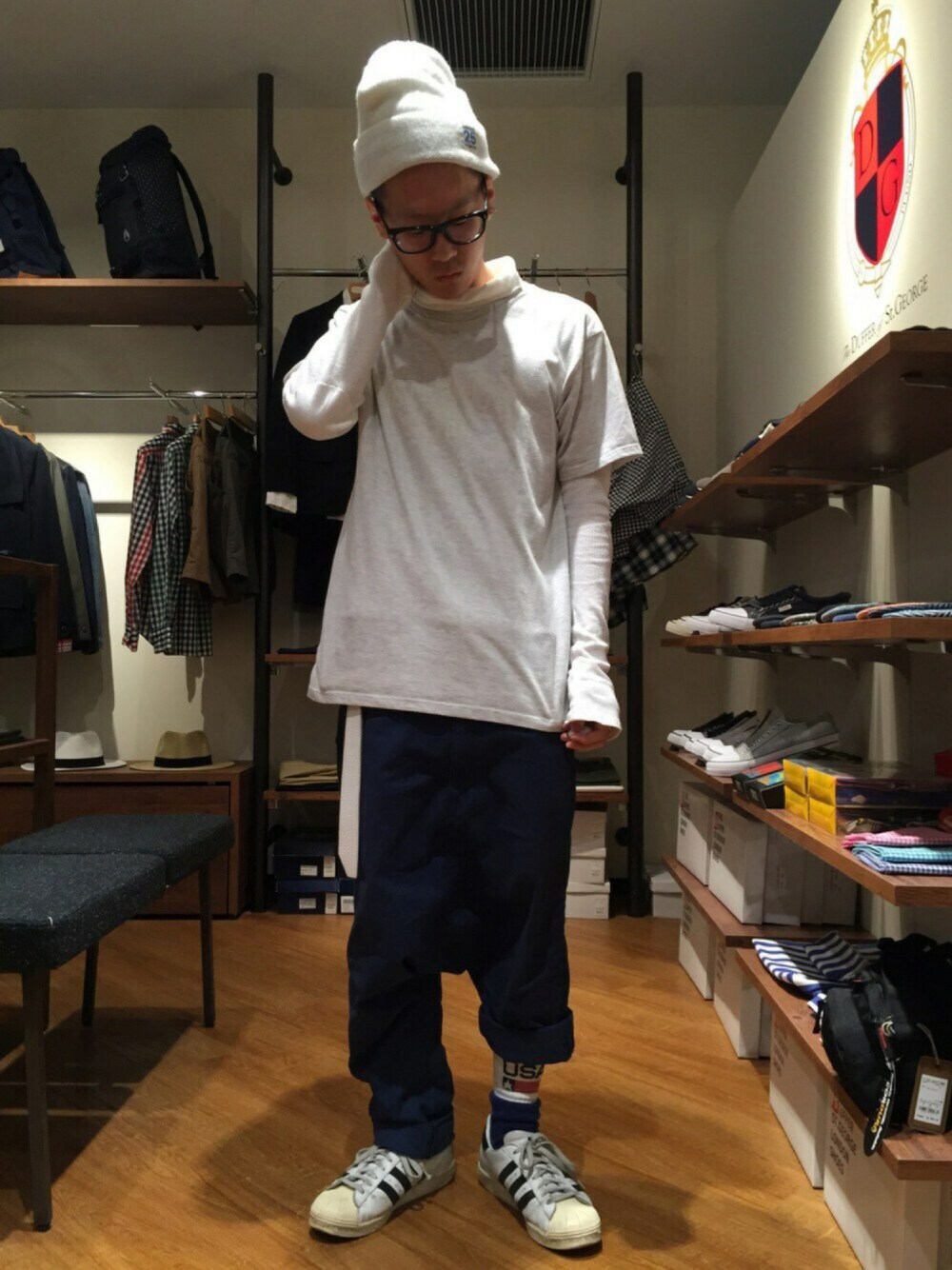 「スニーカー、タートルネック、サーマル、めがね、ワイドパンツ、サルエルパンツ、ストリート、モードストリート、ホワイトコーデ、松本」｜「JiedaのBAGGY SARROUEL PANTS（その他パンツ、ブルー系）」を使った、柴田誠さん（メンズ・167cm）の春コーディネートの1枚目の写真