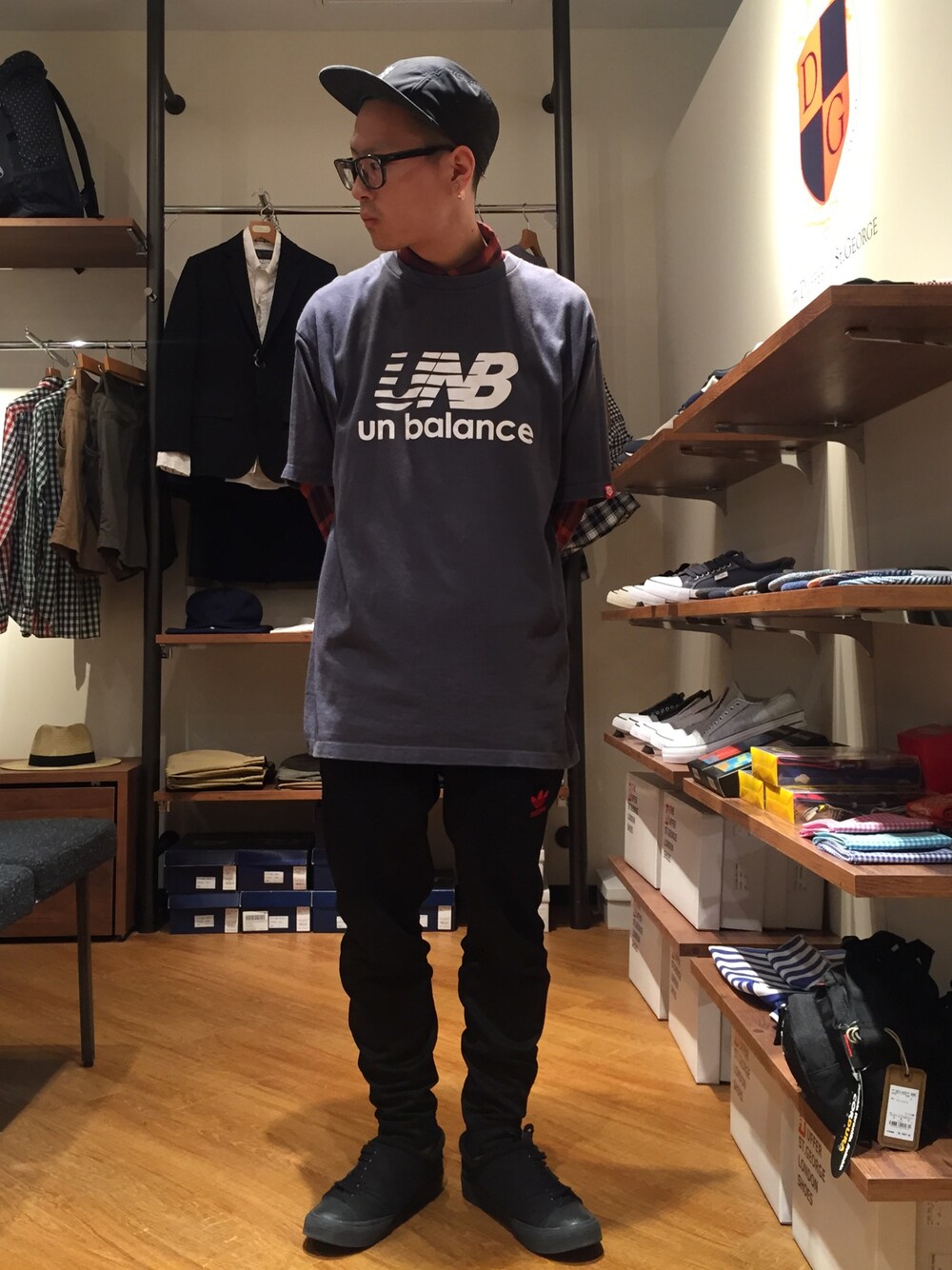 「Tシャツ、ビッグT、トラックパンツ、スポーツミックス、ストリート、めがね、スニーカー、ジェットキャップ、adidas、レイヤードスタイル」｜「PUNK DRUNKERSのアイテム（Tシャツ/カットソー、グレー系）」を使った、柴田誠さん（メンズ・167cm）の春コーディネートの1枚目の写真
