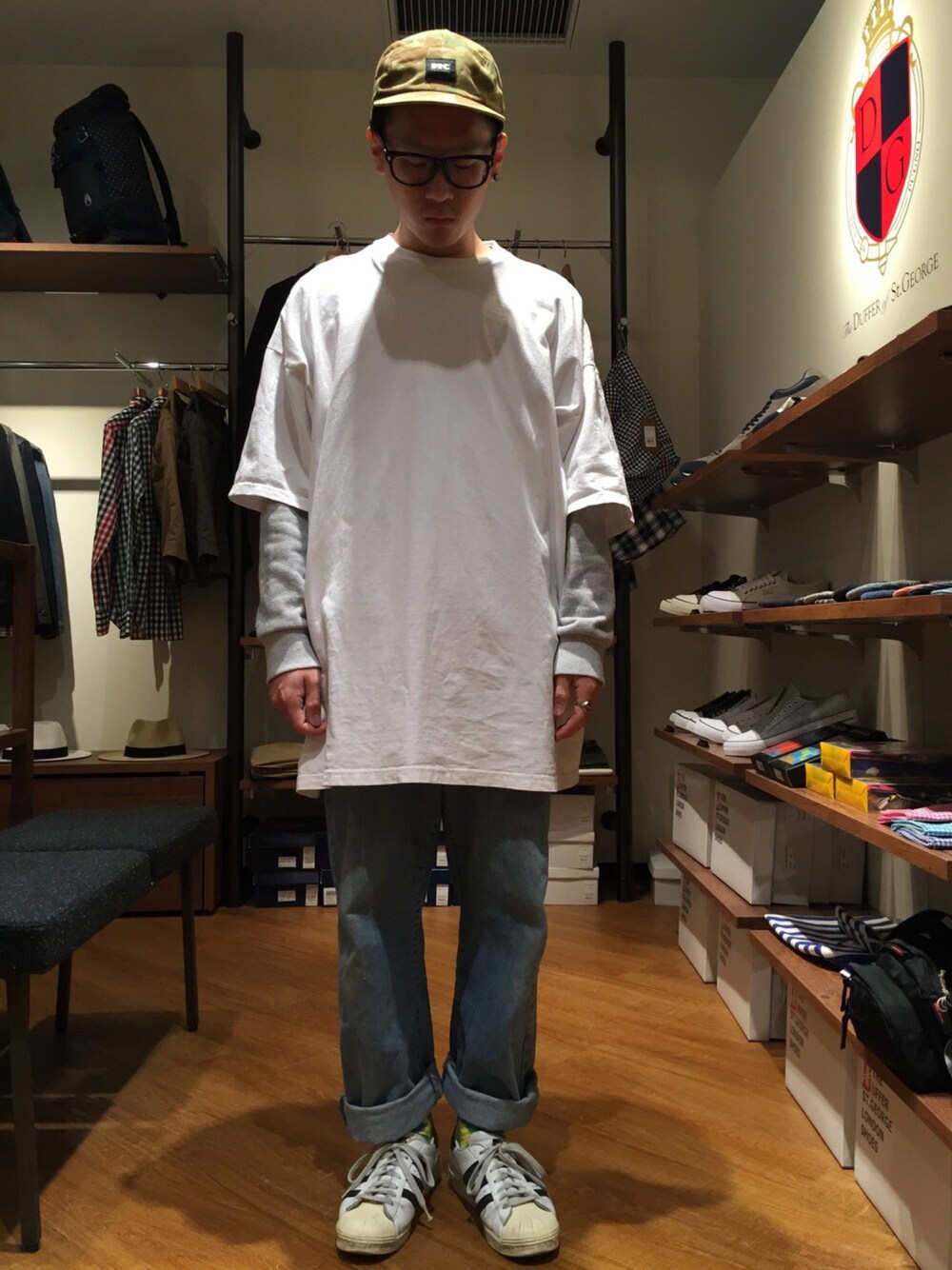 「ストリート、スケータースタイル、古着、オーバーサイズ、ビッグシルエット、デニム、デニムパンツ、めがね、スニーカー、ジェットキャップ」｜「adidasのオリジナルス スウェット [HZO CREW]（スウェット、グレー系）」を使った、柴田誠さん（メンズ・167cm）の春コーディネートの1枚目の写真
