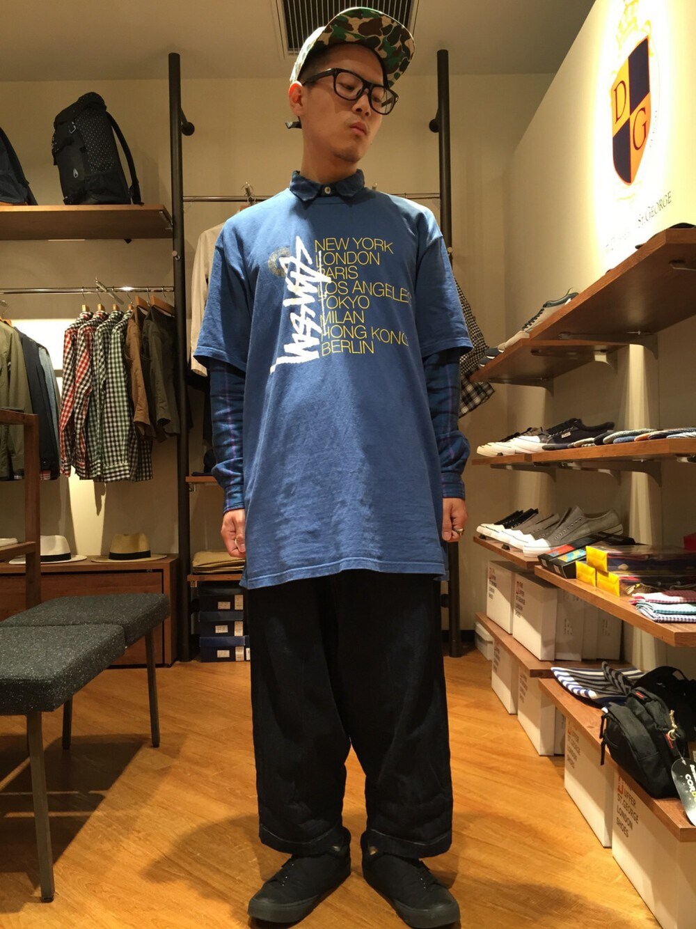 「ゆるコーデ、ストリート、めがね、カモフラ、スニーカー、ワイドパンツ、デニム、デニムパンツ、古着、スポーツミックス」｜「STUSSYのアイテム（Tシャツ/カットソー、ブルー系）」を使った、柴田誠さん（メンズ・167cm）の春コーディネートの1枚目の写真