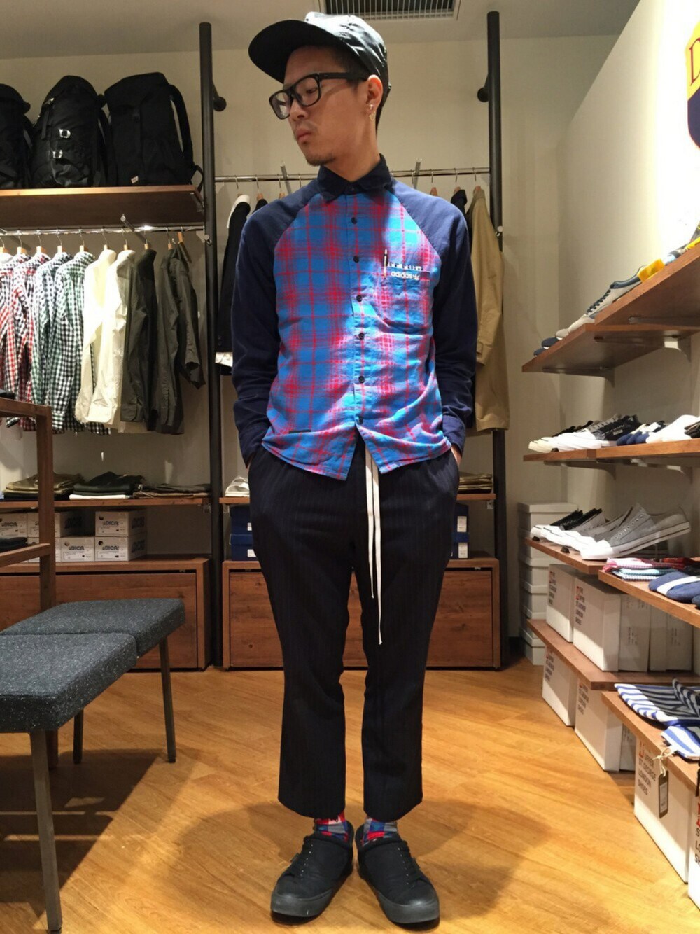 「スラックス、イージーパンツ、チェックシャツ、ストリート、サテン、キャップ、スニーカー、めがね、古着、アディダス」｜「MissMuchのアイテム（その他パンツ、ブラック系）」を使った、柴田誠さん（メンズ・167cm）の春コーディネートの1枚目の写真