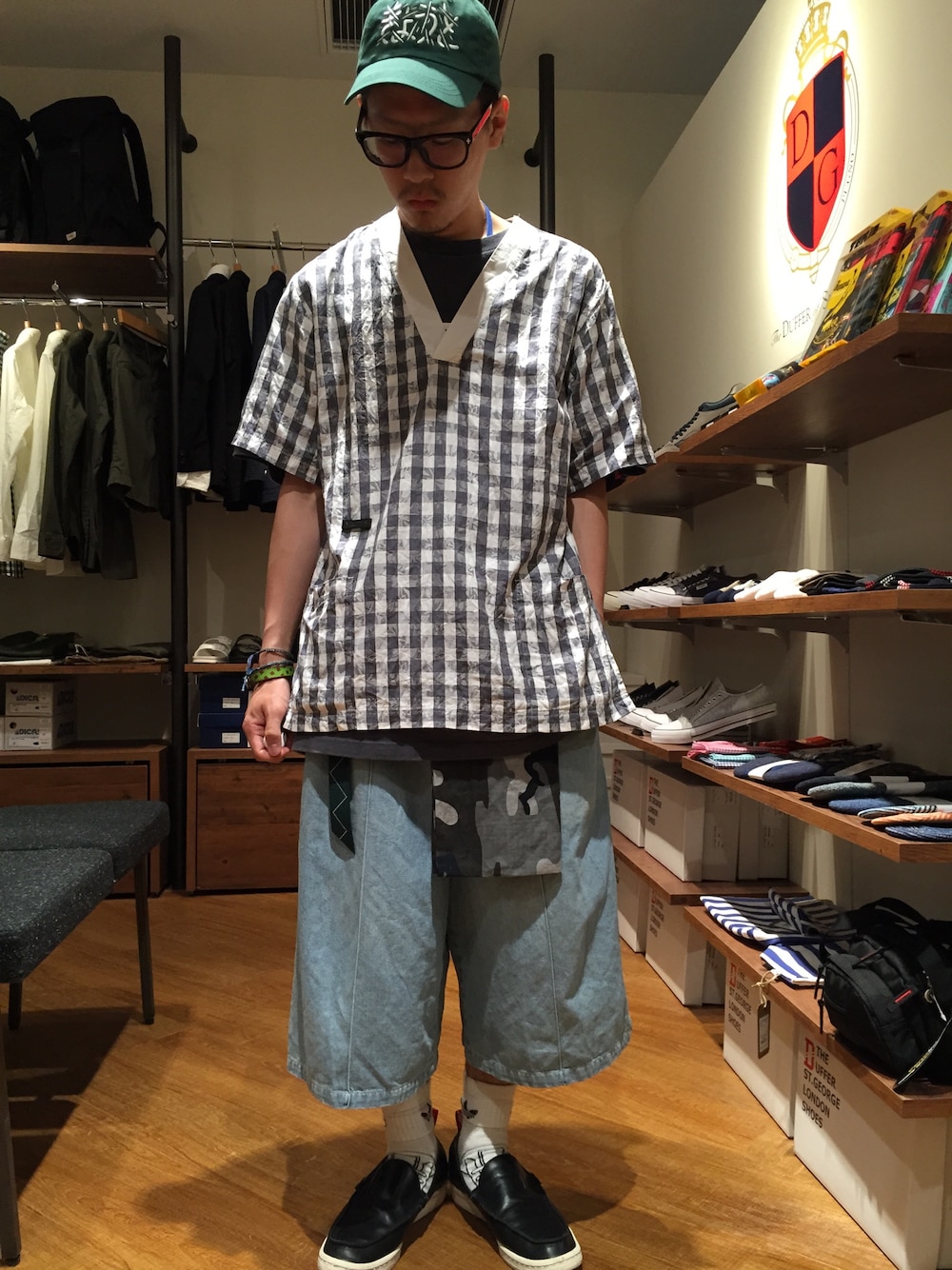 「ワイドパンツ、デニム、ローファー、手ぬぐい、めがね、チェック、レイヤードスタイル、ストリート、古着、名札」｜「Nuggetsのアイテム（Tシャツ/カットソー、ブルー系）」を使った、柴田誠さん（メンズ・167cm）の春コーディネートの1枚目の写真
